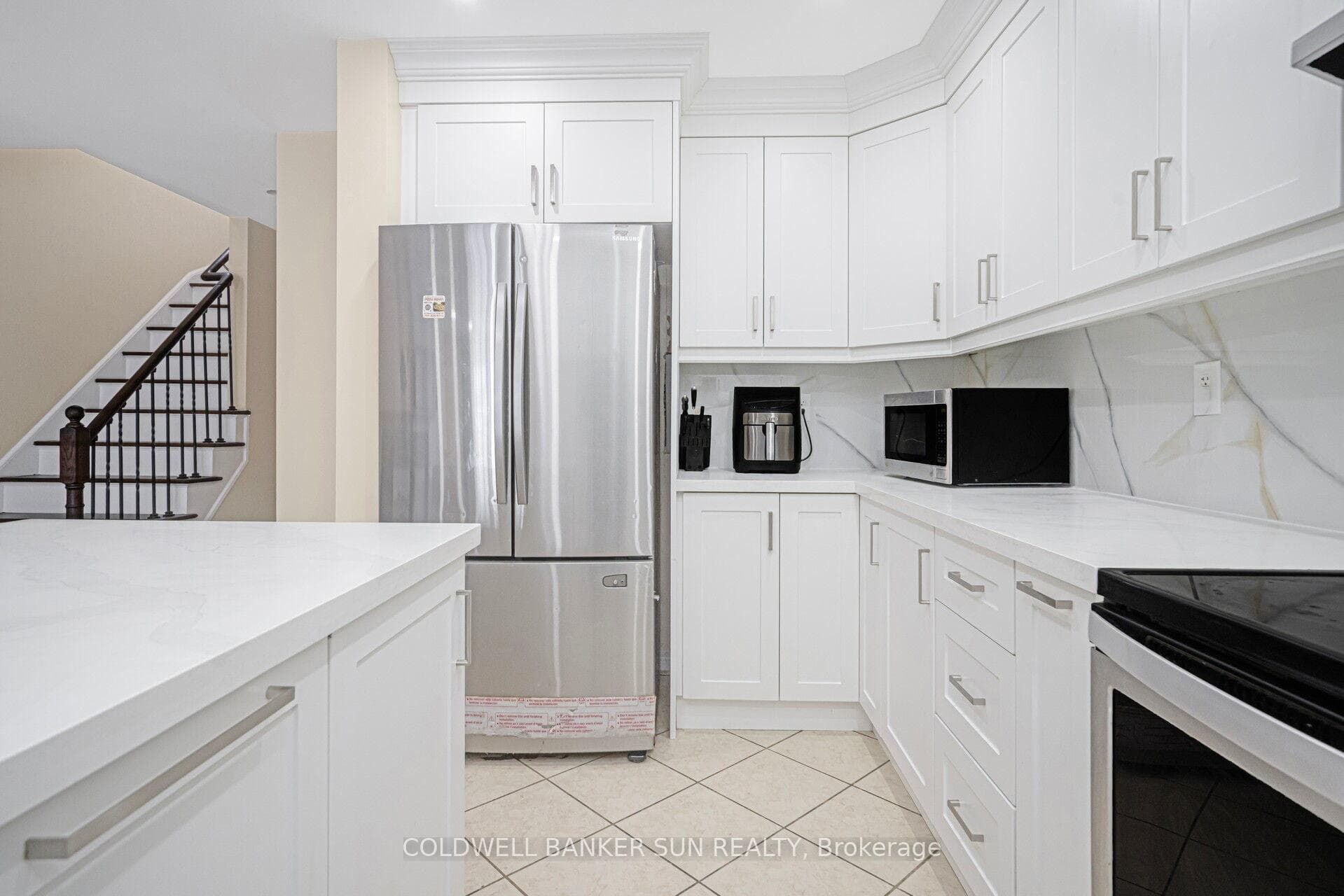146 Crystalview Crescent photo 11