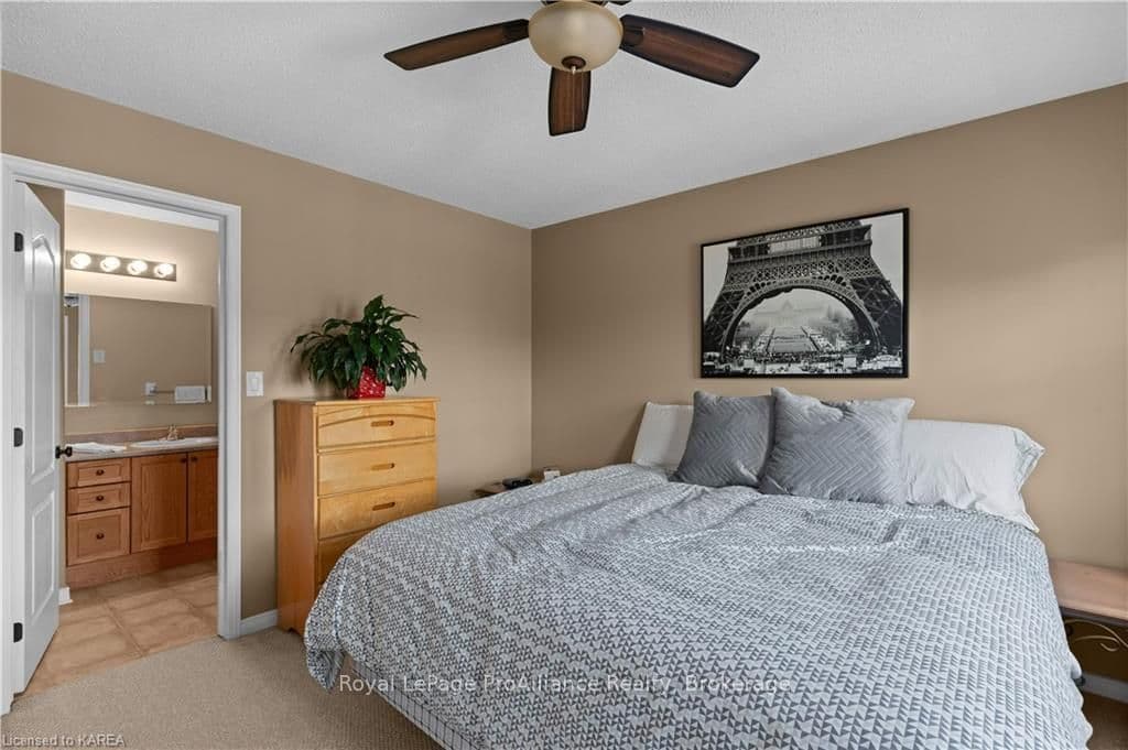 1548 CRIMSON Crescent photo 24