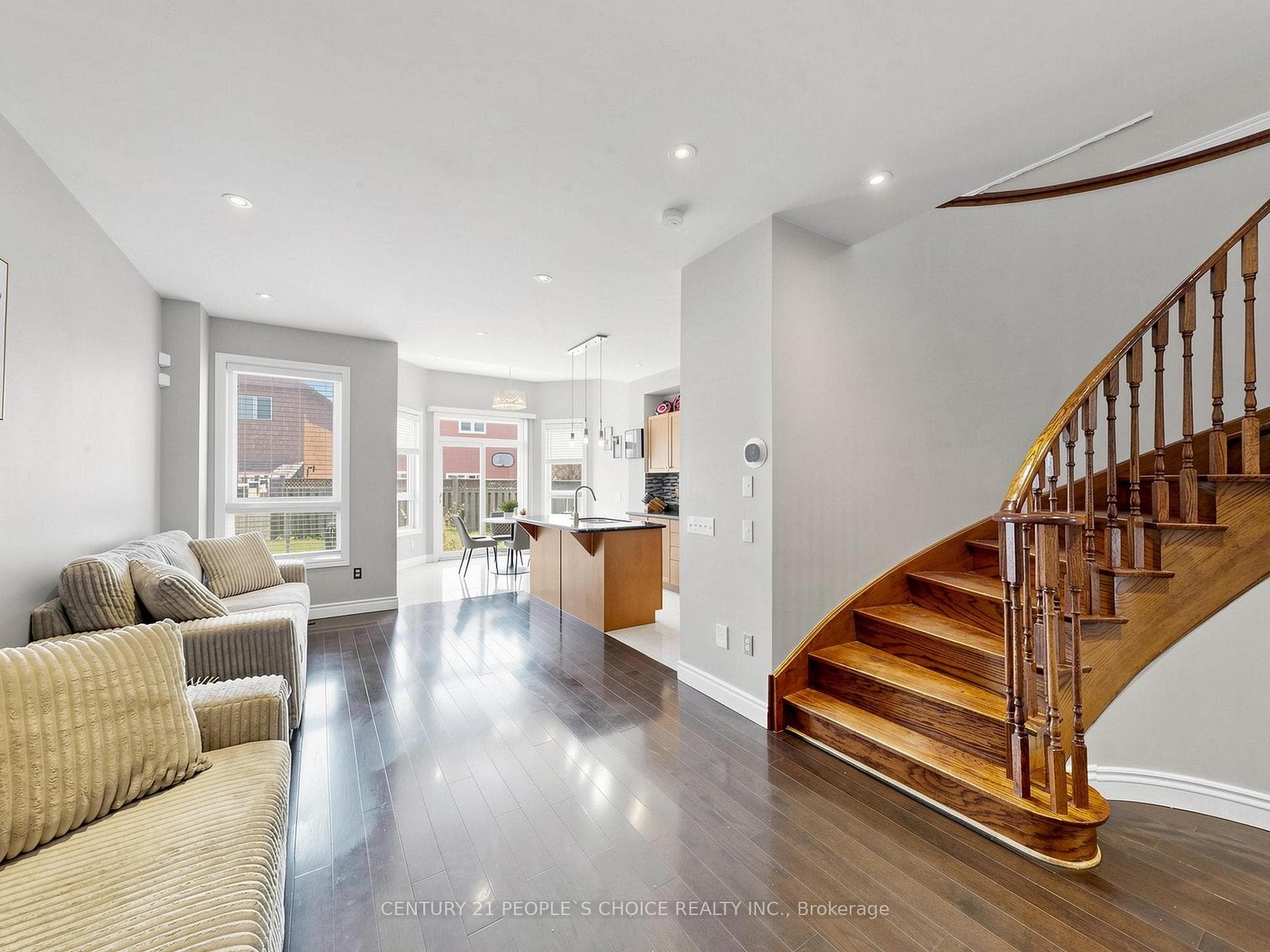 828 Khan Crescent photo 8