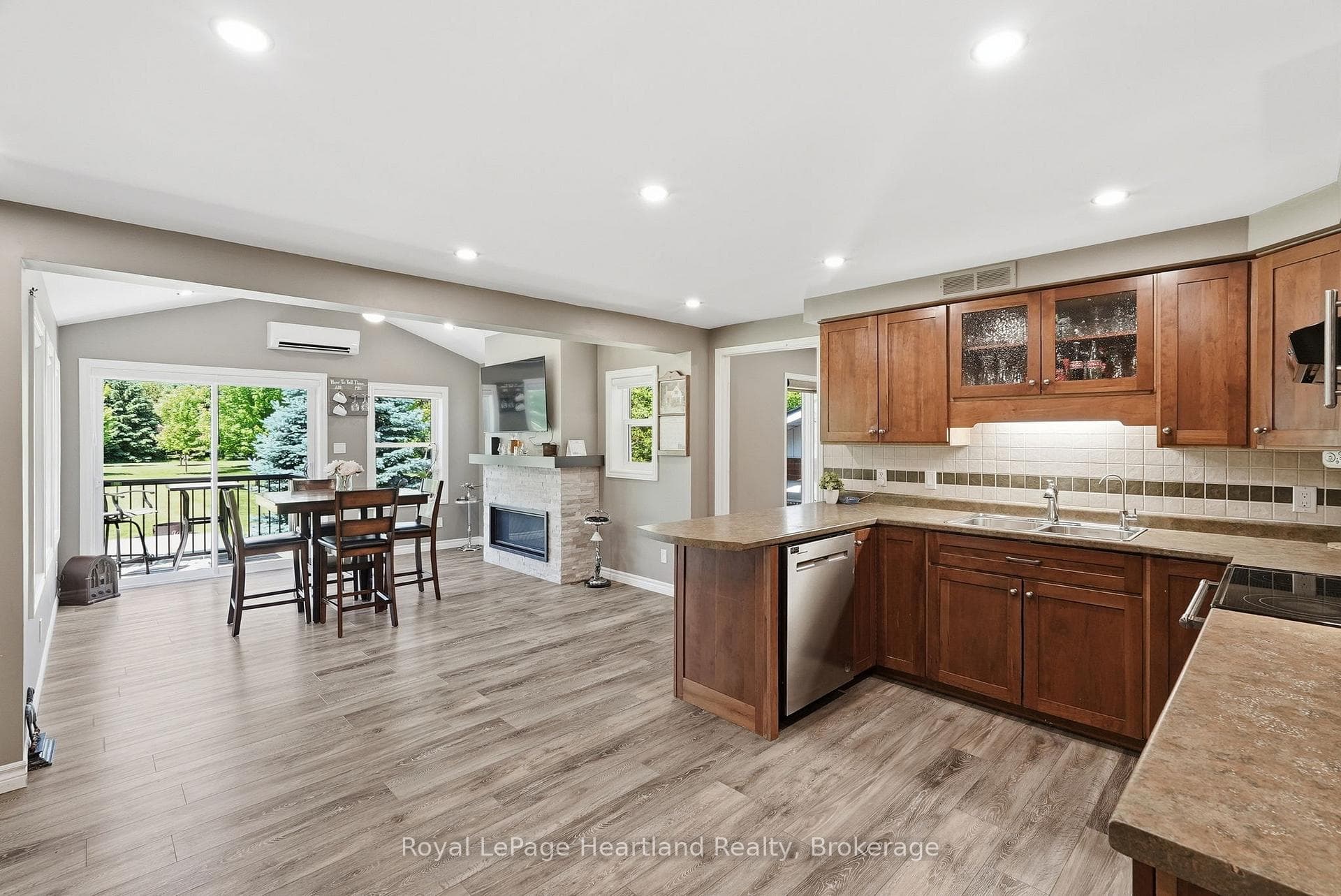 1041 Howick Street photo 18