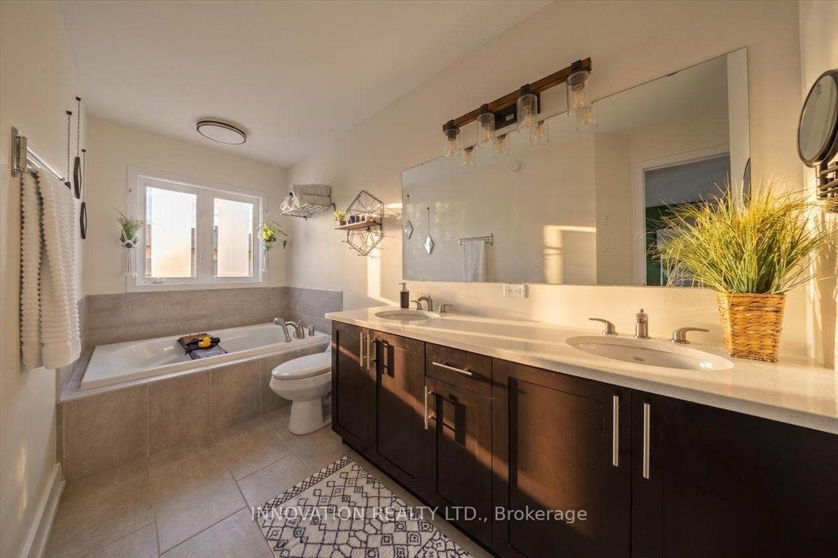 Double vanity with ample storage