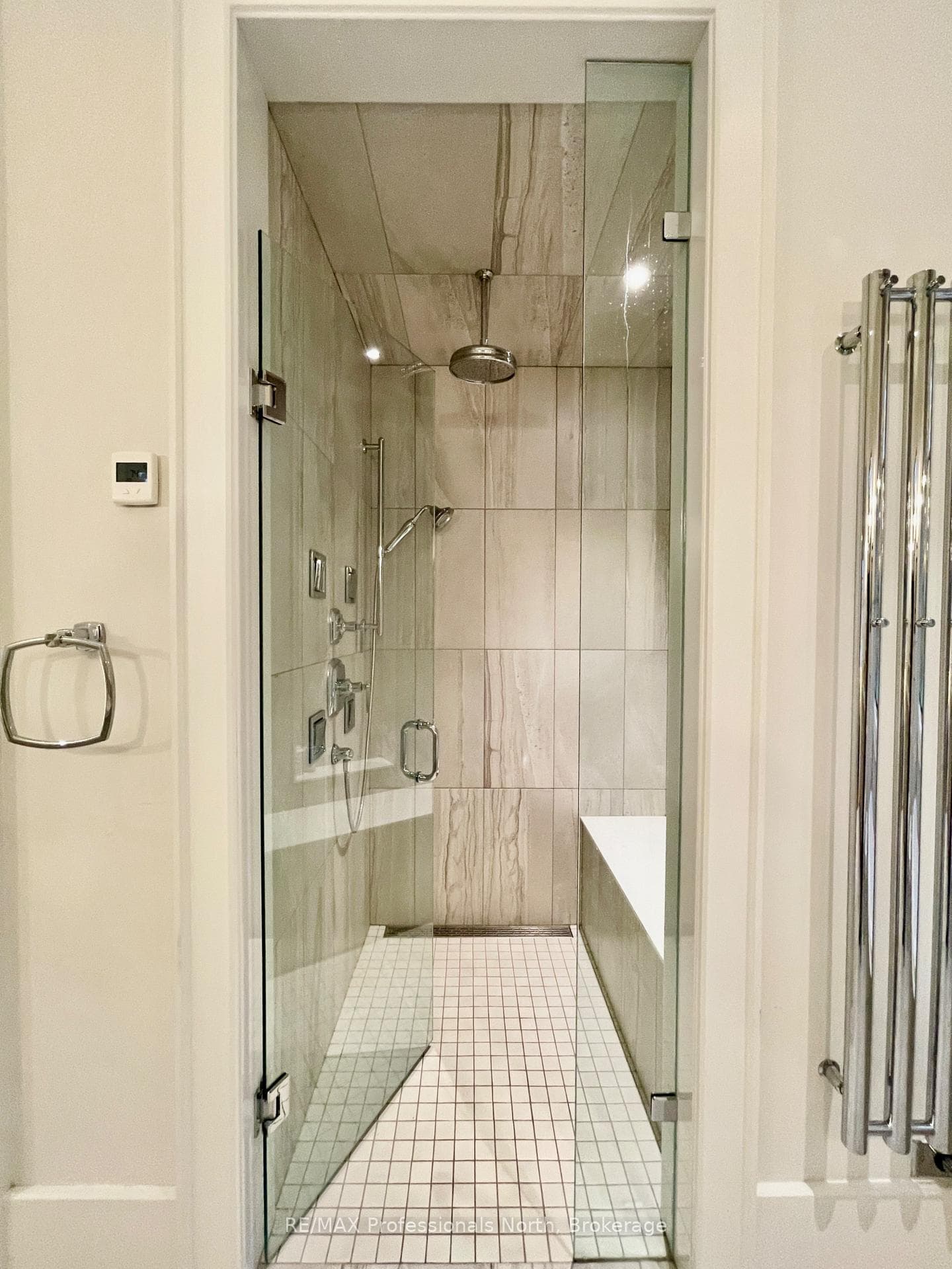 Primary 6 Pcs Ensuite with Walk in closet