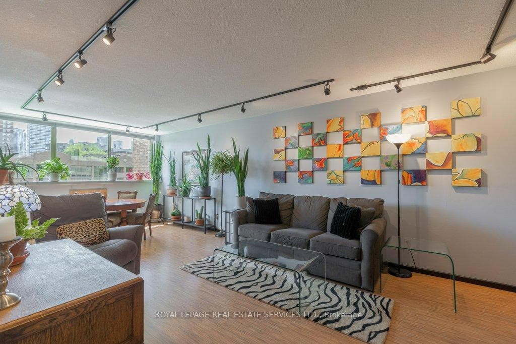 15 Maitland Place Unit 409 photo 2