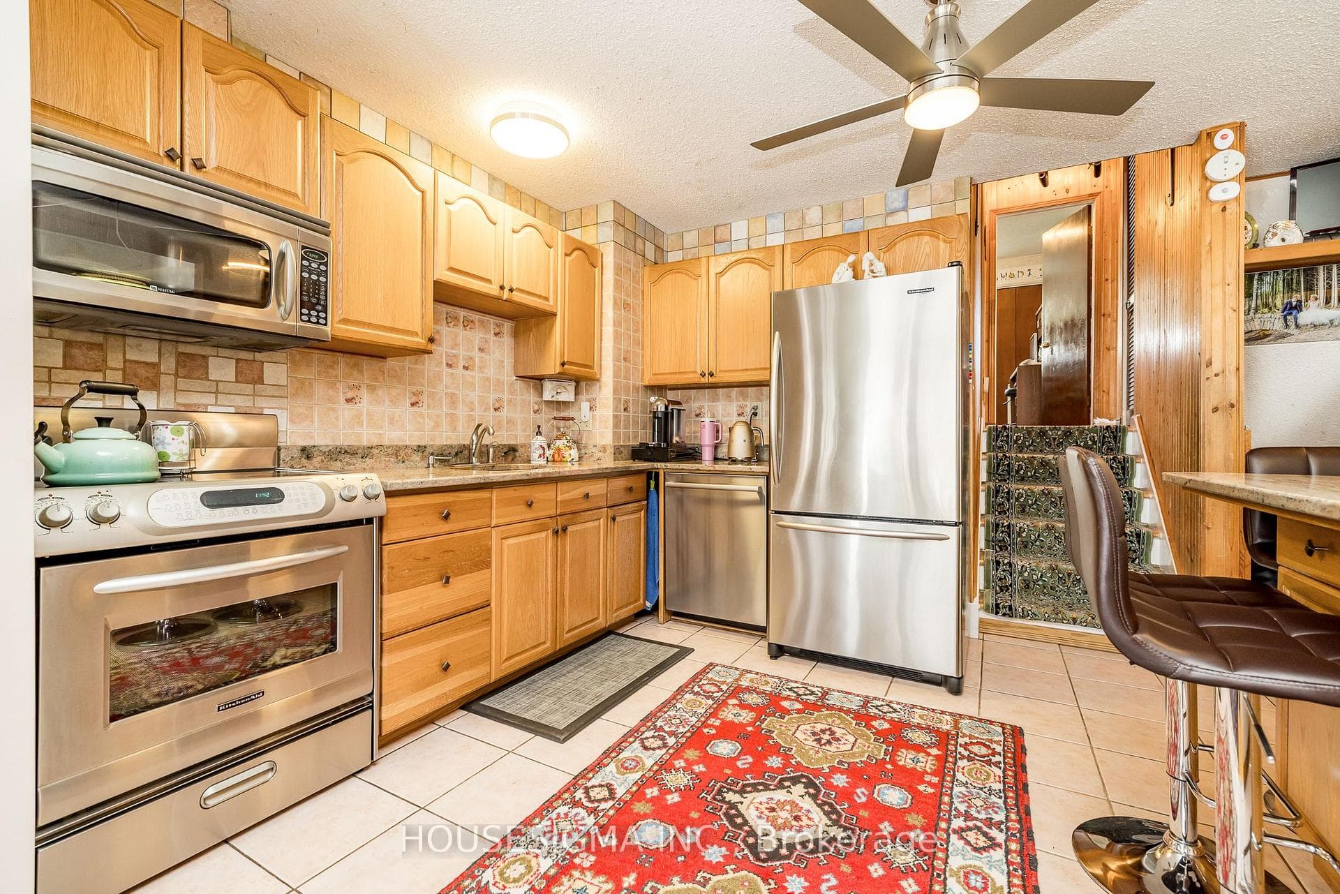 994 Charlton Drive photo 8