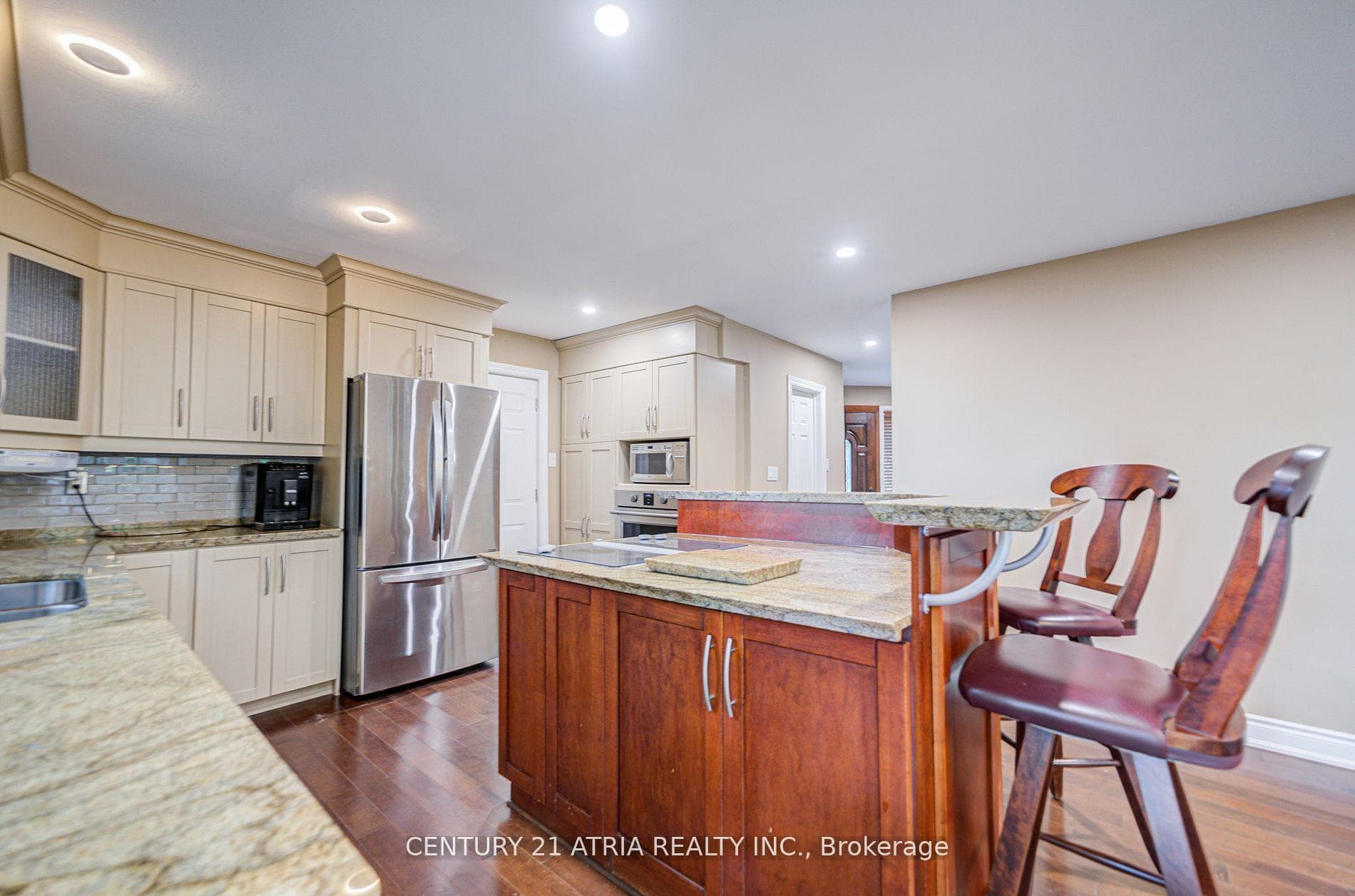 2671 Thickson Road photo 17