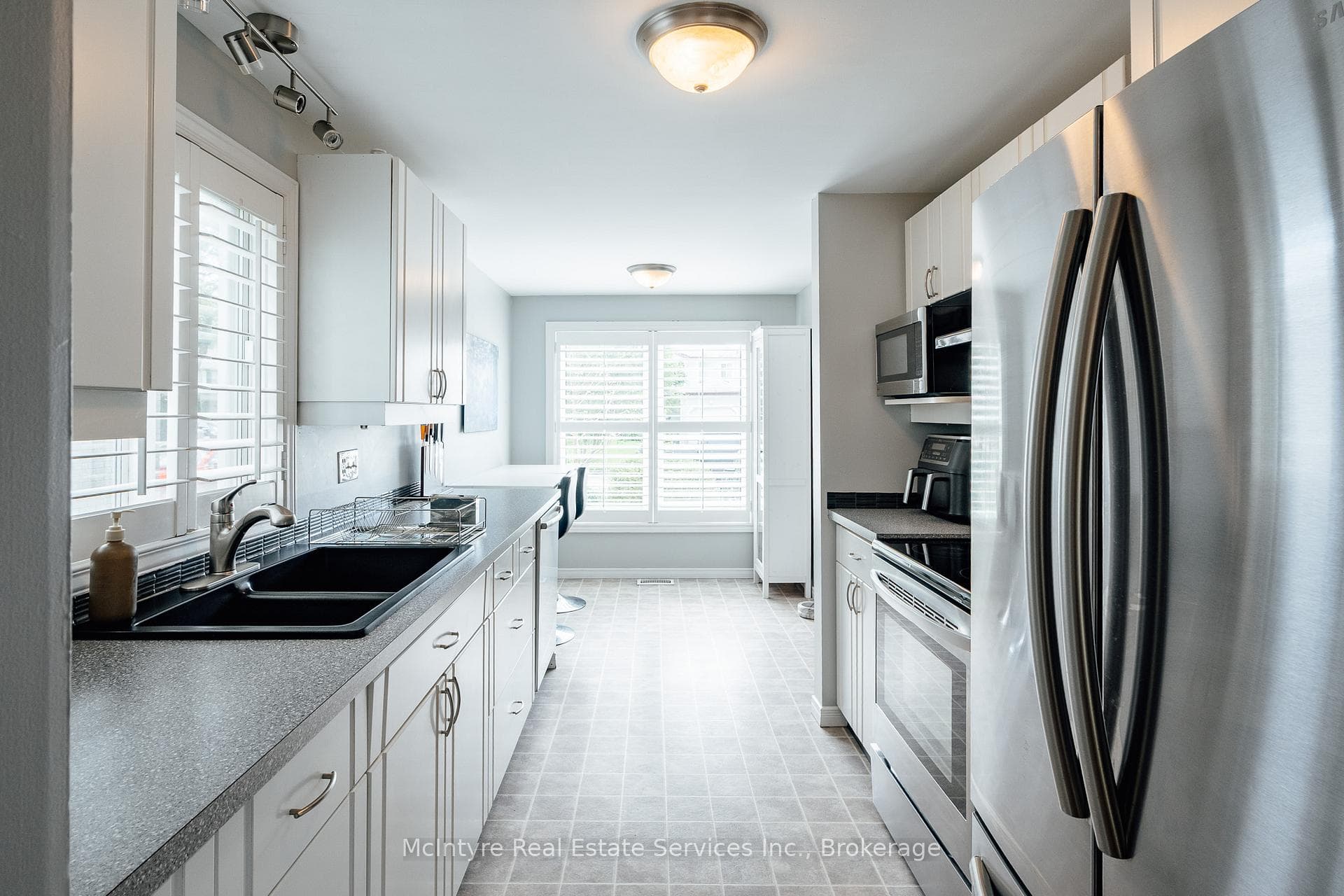 560 Penny Lane photo 9
