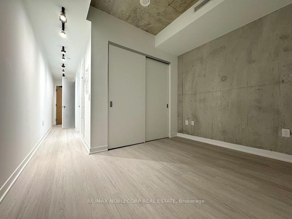 195 McCaul Street Unit 1613 photo 6