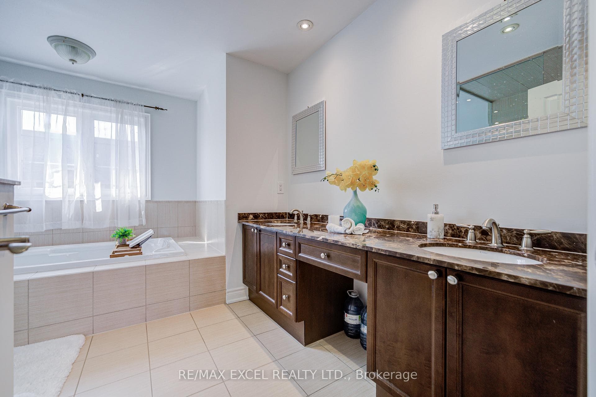 144 Chapman Court photo 33