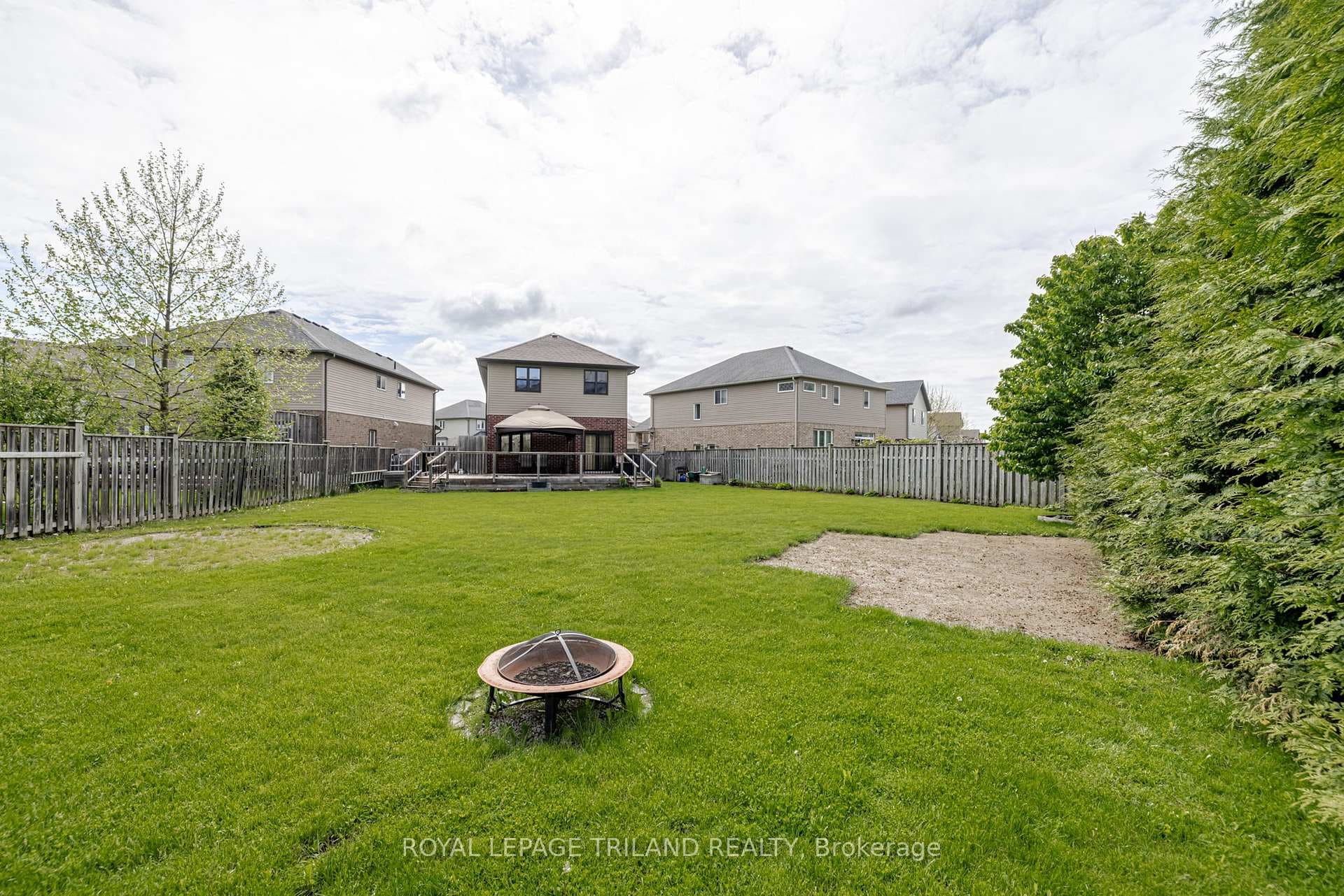 711 Springwood Crescent photo 35