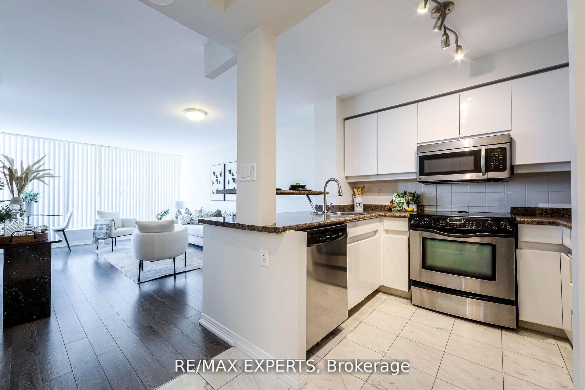 942 Yonge Street Unit 1006 photo 11