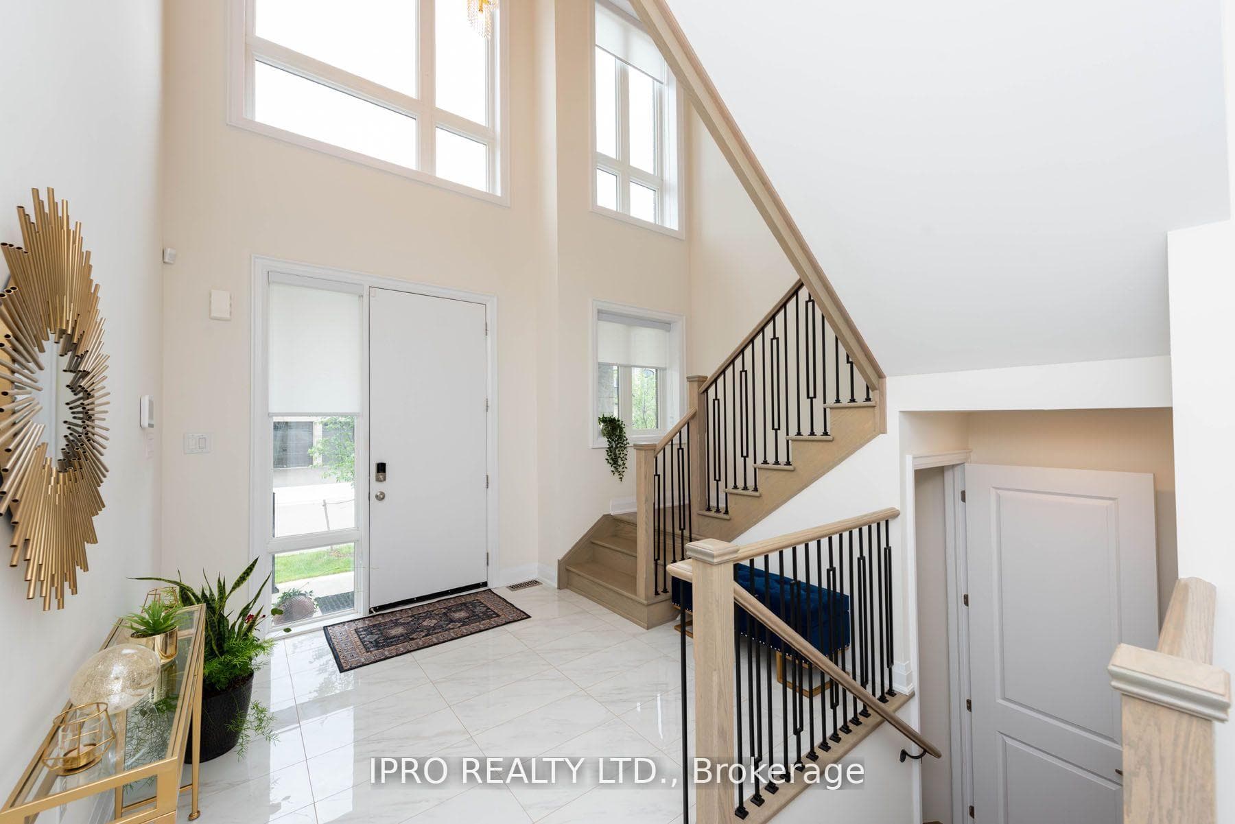2437 Irene Crescent photo 2