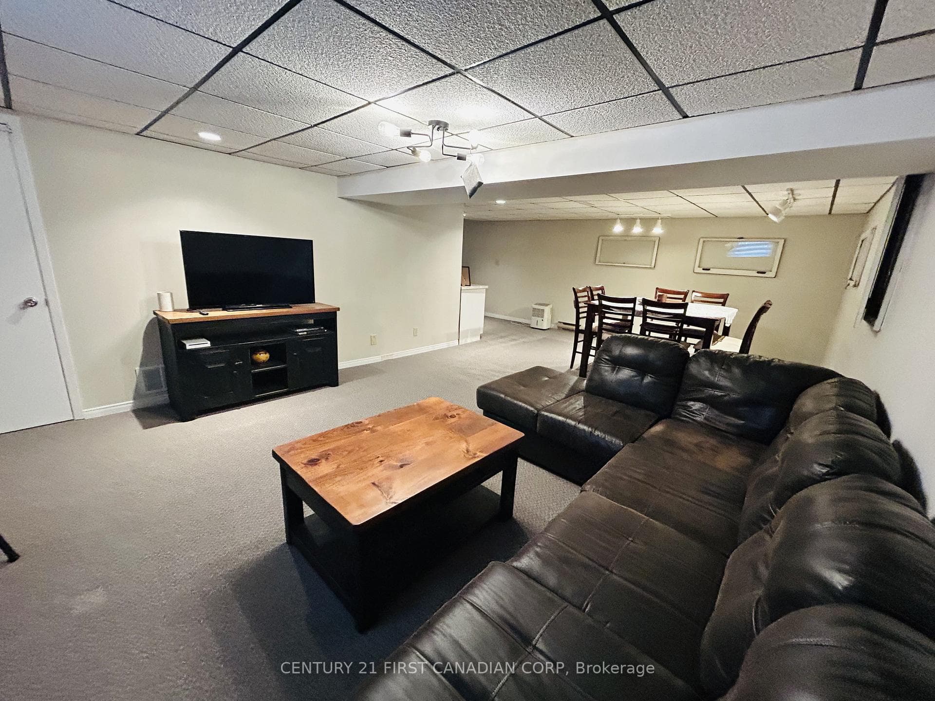 121 WELLINGTON Street photo 30