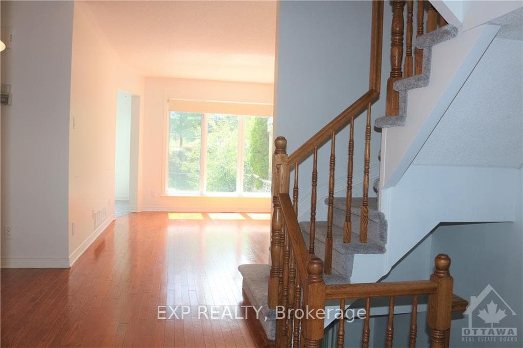 102 KIMBERWICK Crescent photo 5