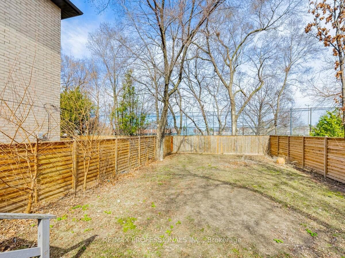 1061 Greenwood Avenue photo 23