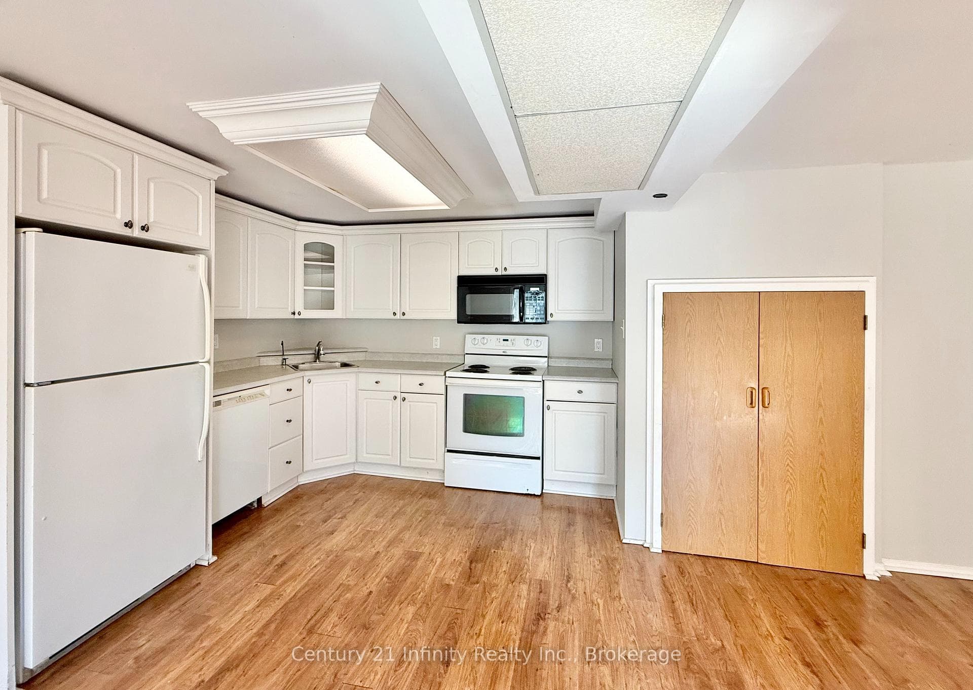 384 Leslie Street photo 5