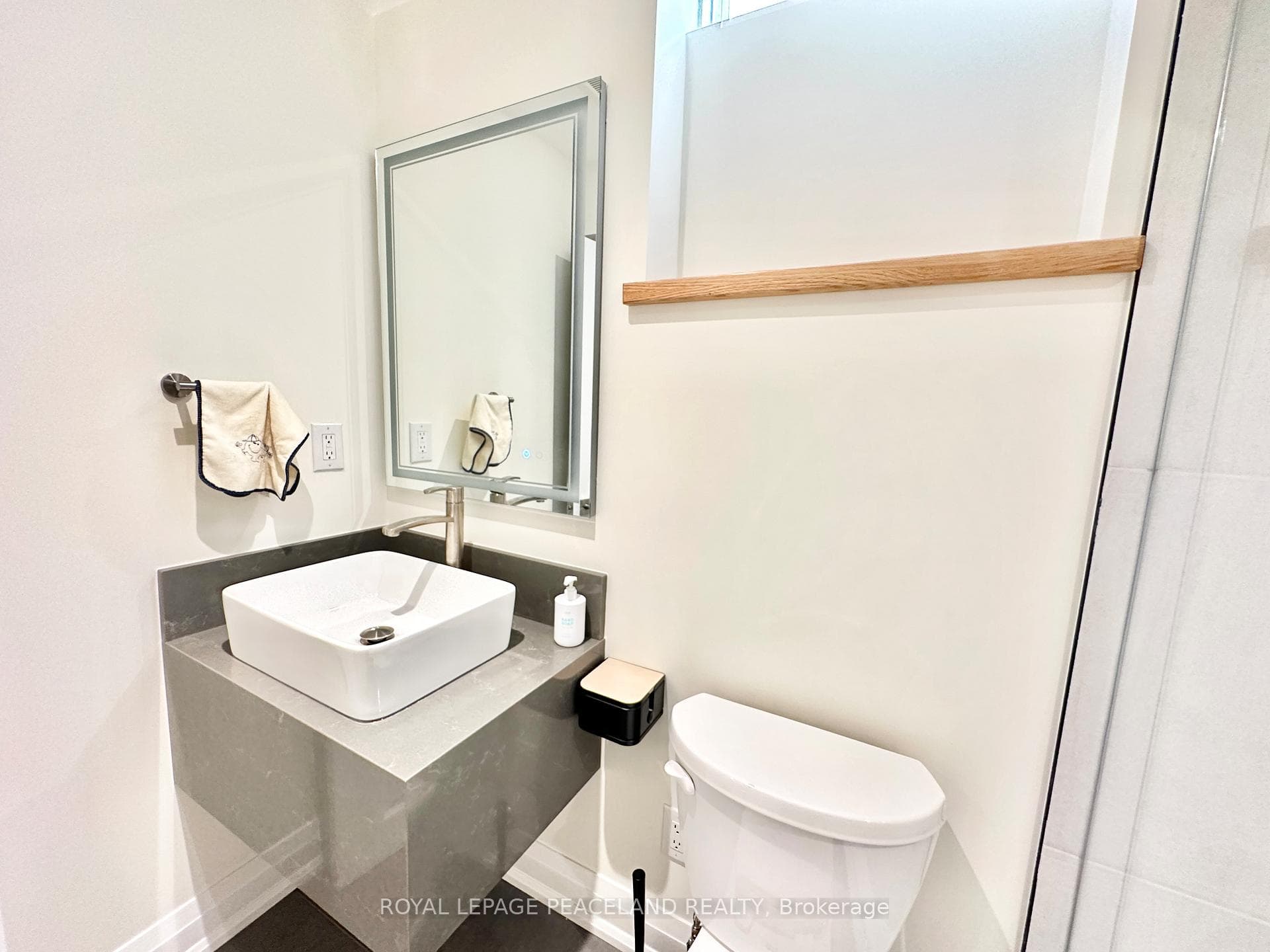 138 VISCOUNT Drive photo 37