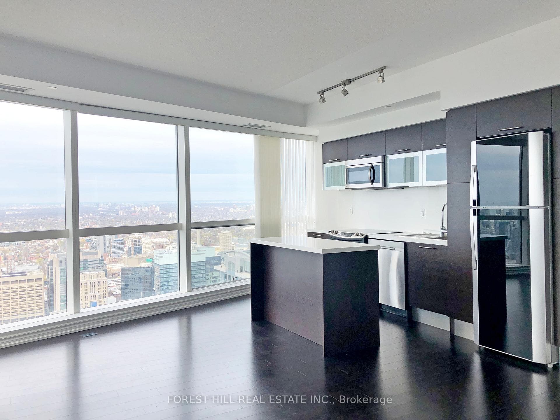 386 Yonge Street Unit 5210 photo 2