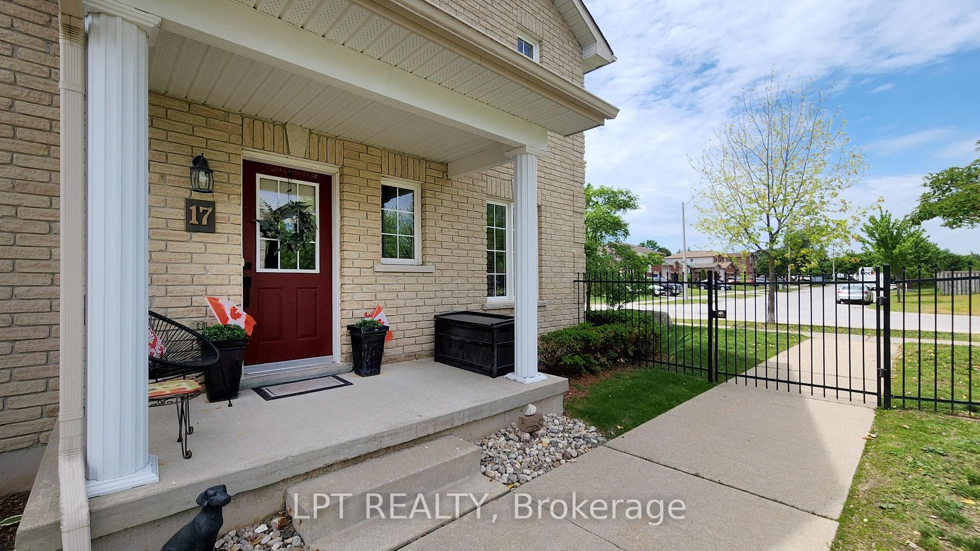 17 Silver Maple Crescent photo 2