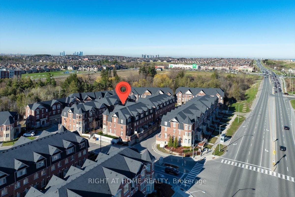1331 Major Mackenzie Drive Unit 32 photo 2
