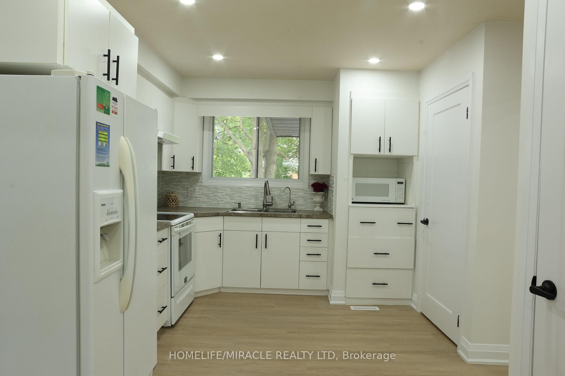 354 Lee Circle photo 11