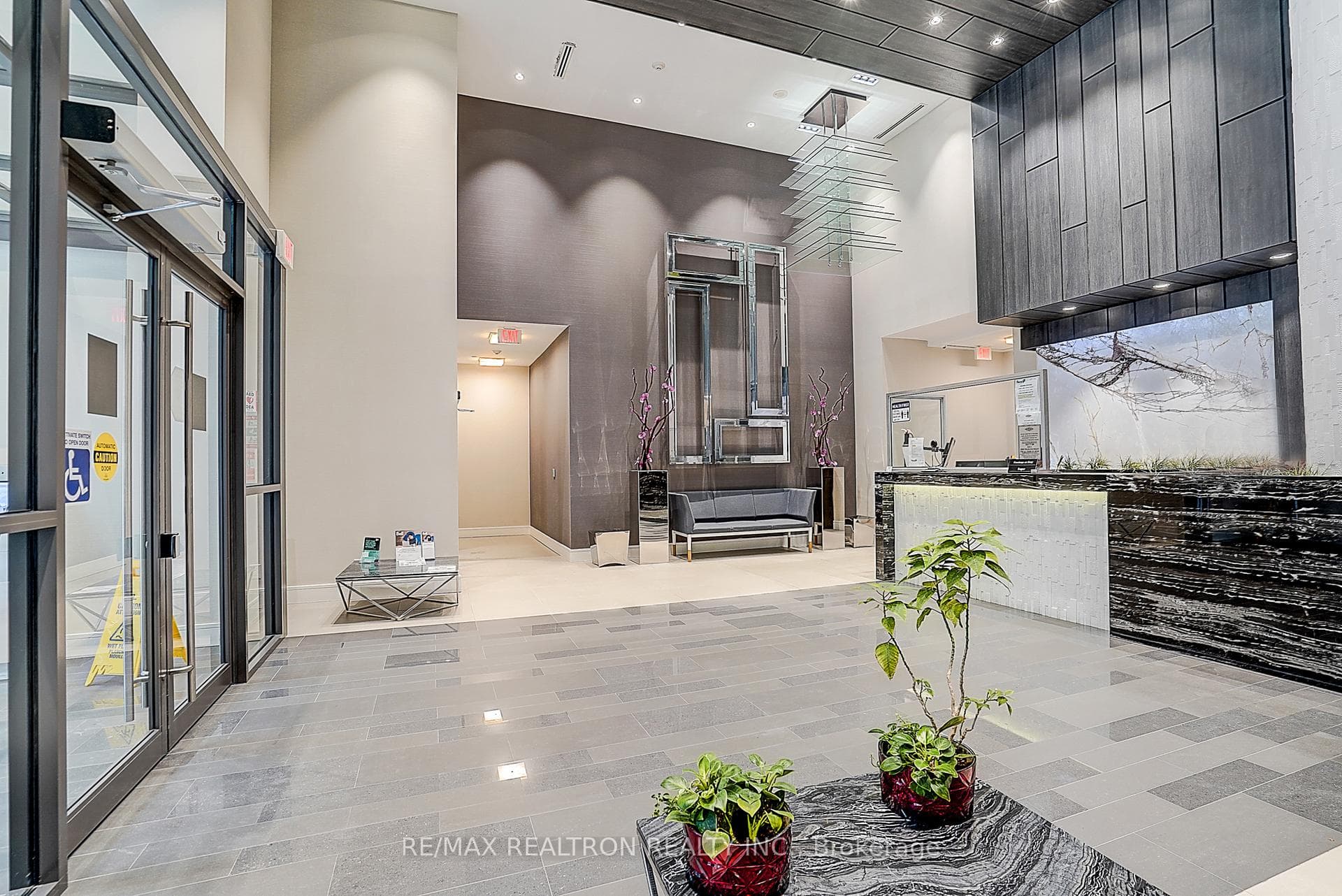 9191 Yonge Street Unit SW 321 photo 3