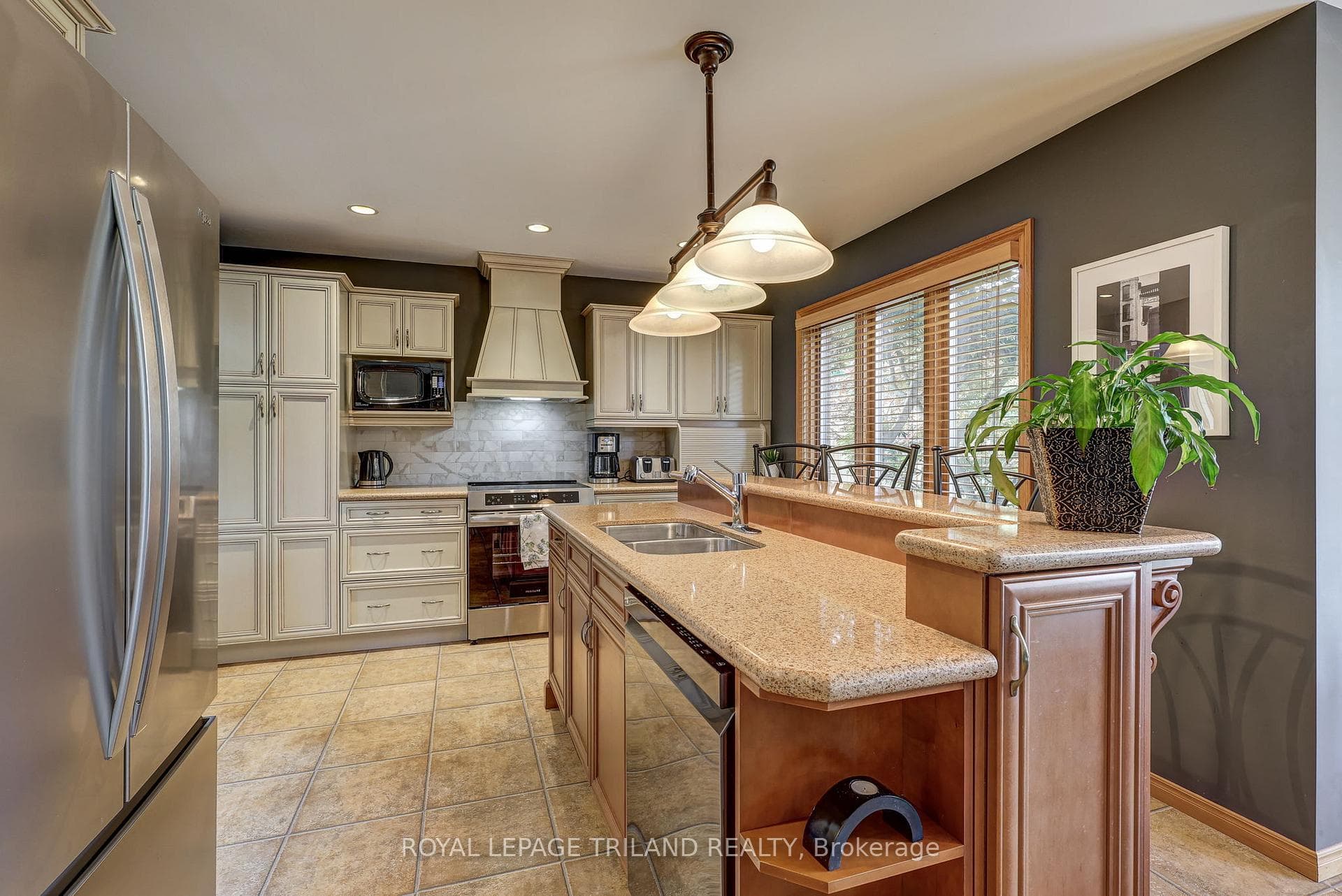 4588 COLONEL TALBOT ROAD - KITCHEN