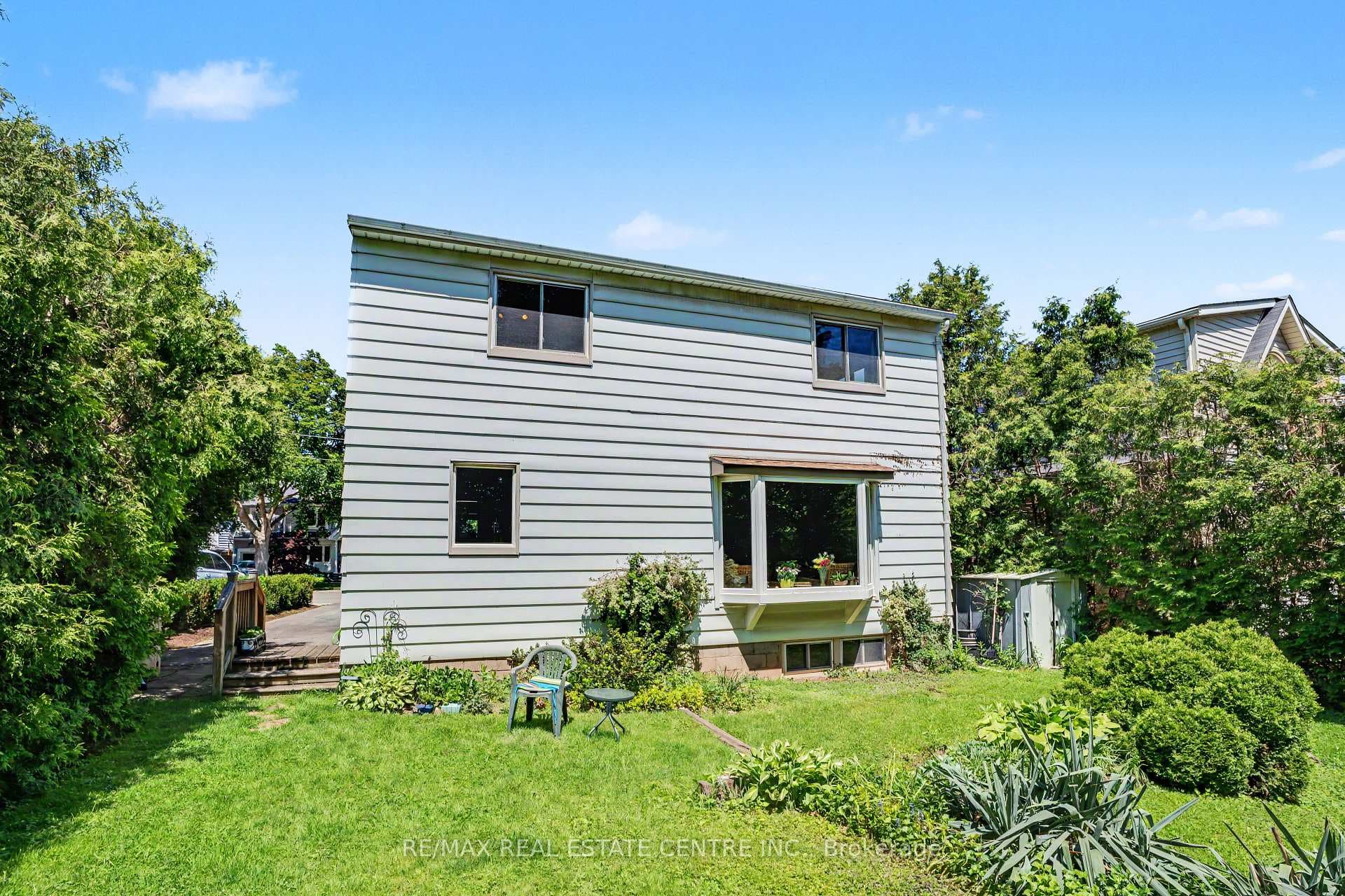 2068 Wellington Avenue photo 34