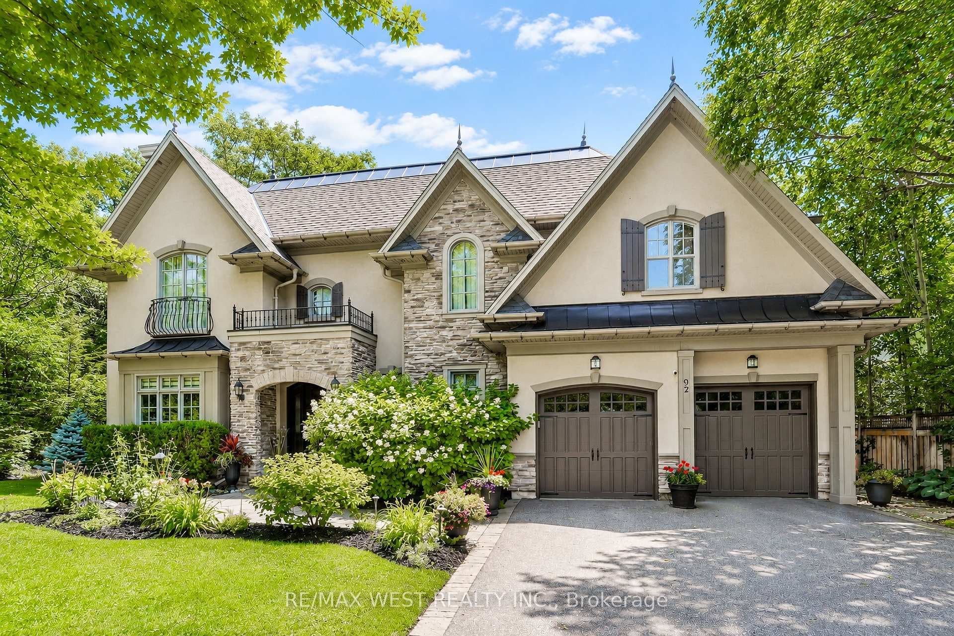 92 Pinetree Way photo 1
