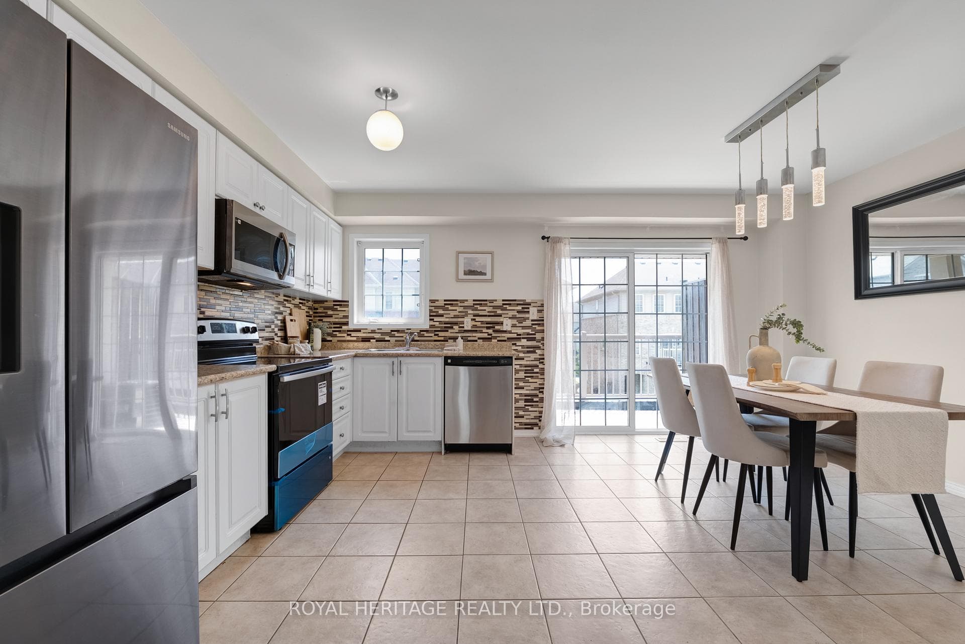 497 Rossland Road photo 9