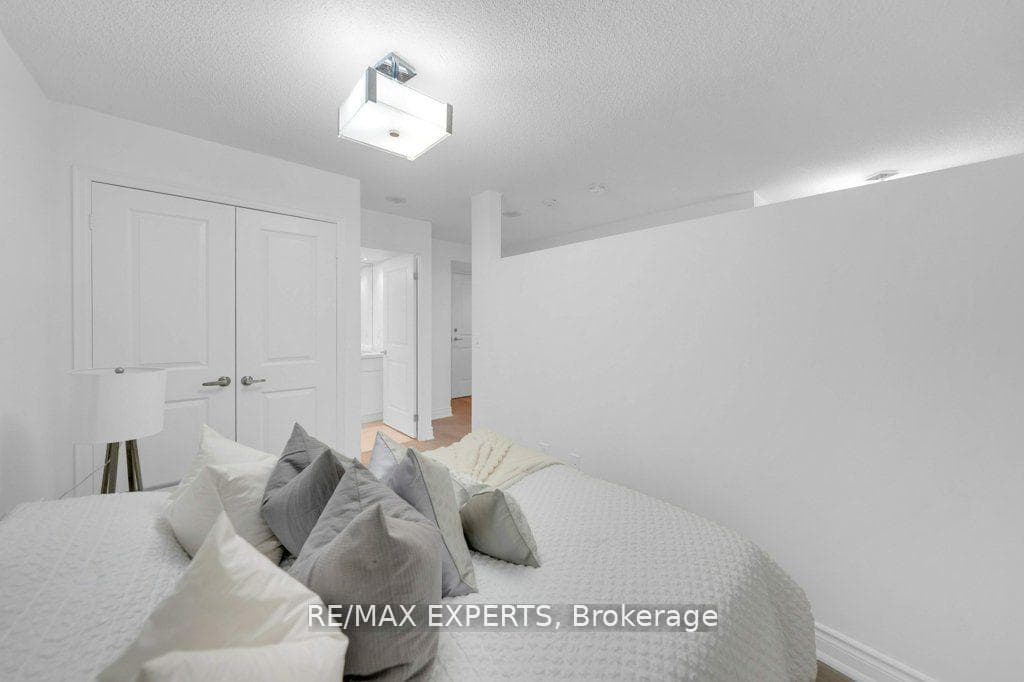 65 E Liberty Street Unit 818 photo 24