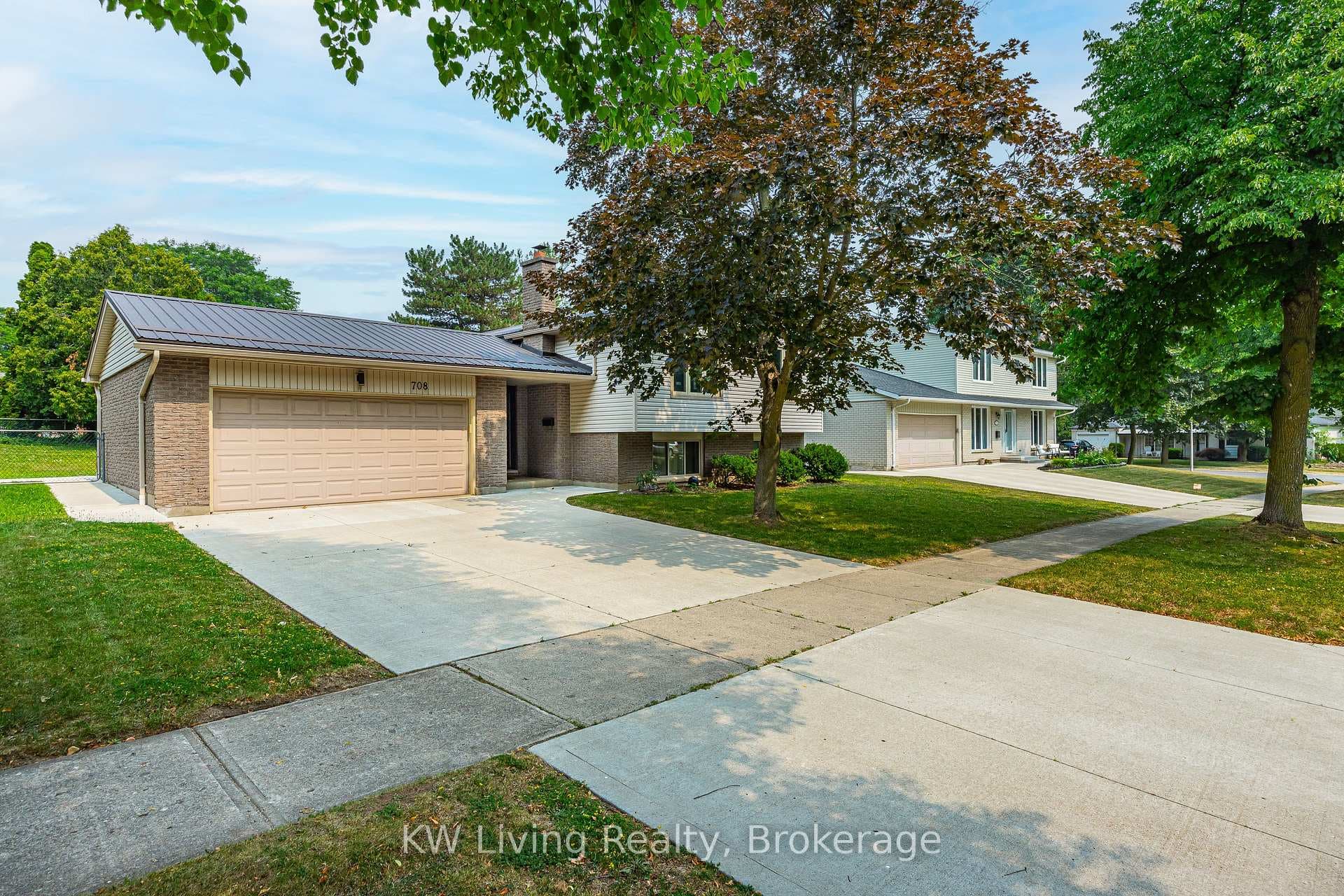 708 VILLAGE GREEN Avenue photo 4