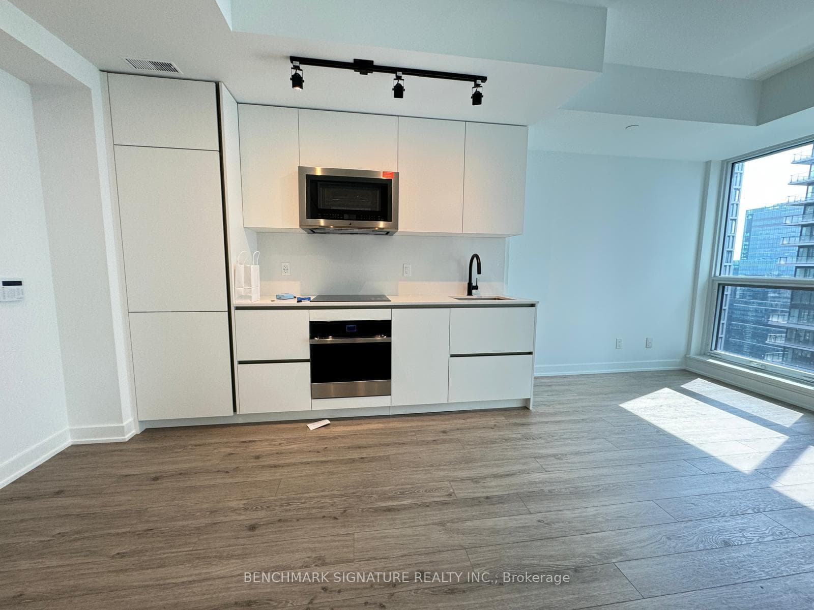 327 King Street Unit 3305 photo 1