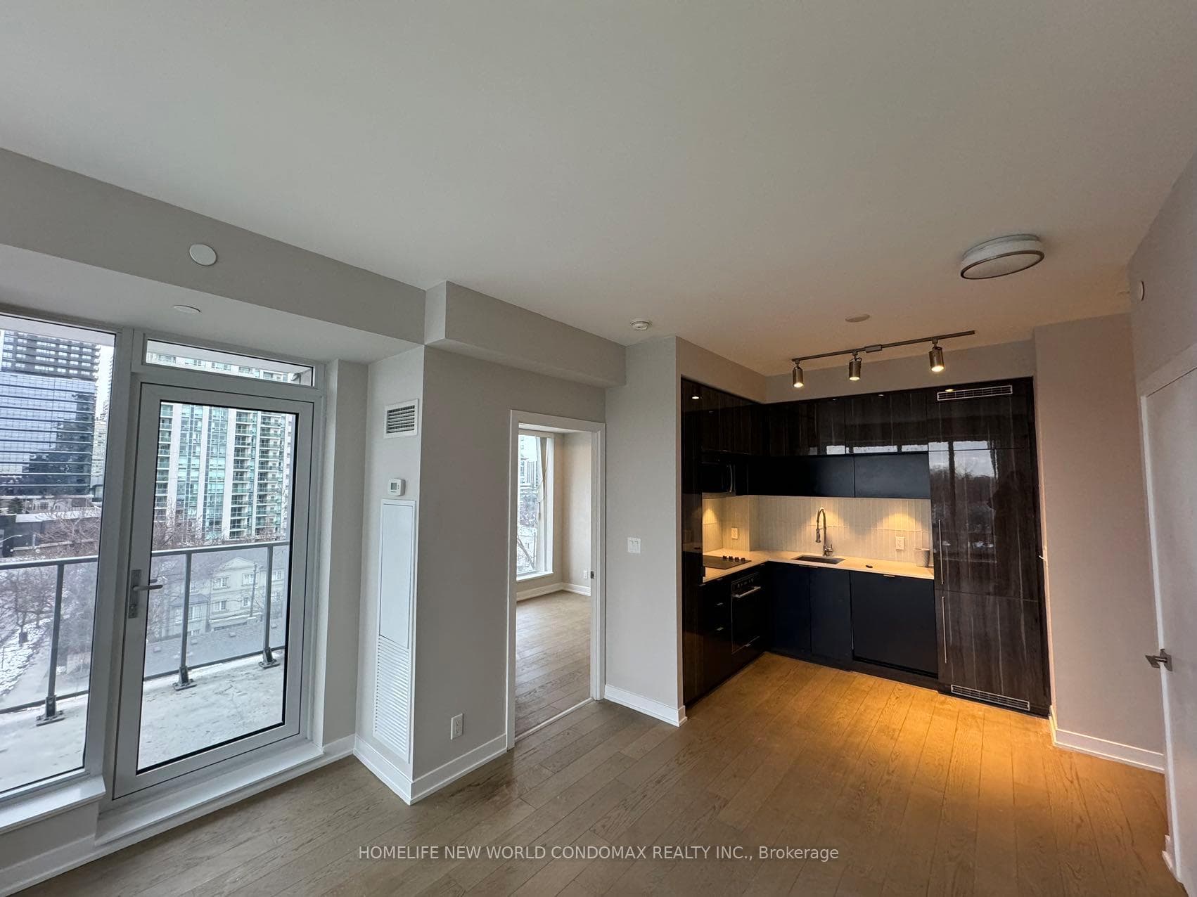 28 Avondale Avenue Unit 709 photo 4