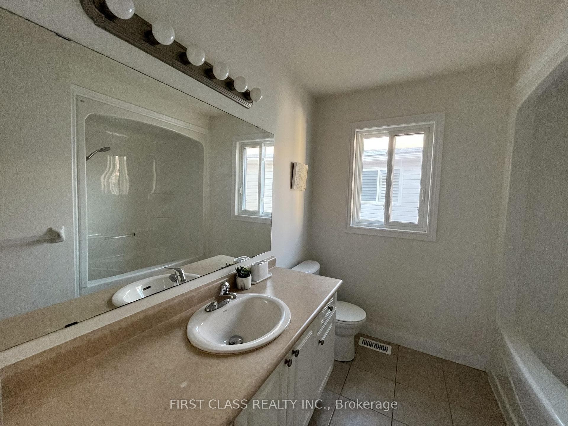 382 TEALBY Crescent photo 16
