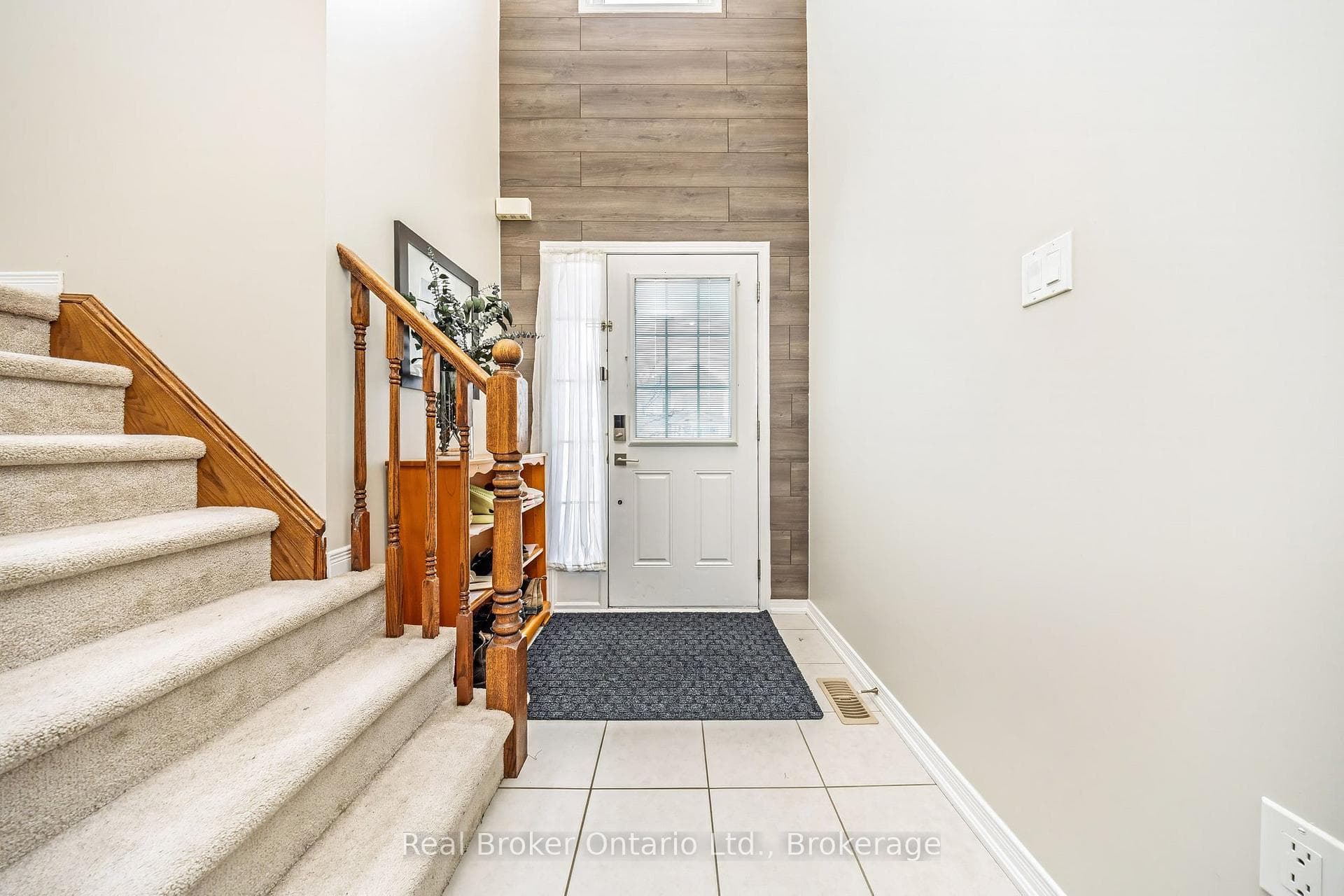 241 Pineglen Crescent photo 4