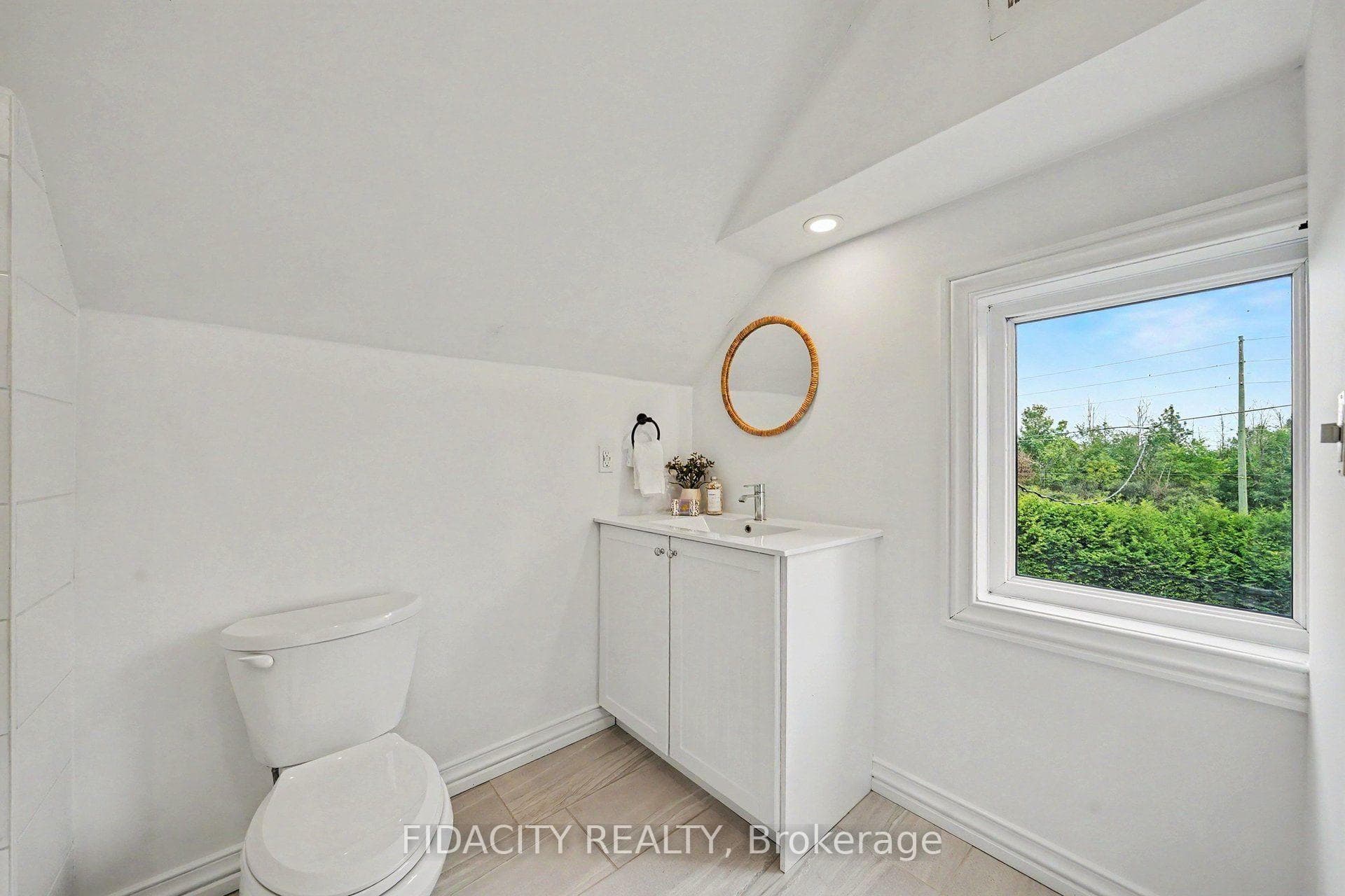 6811 Flewellyn Road photo 19
