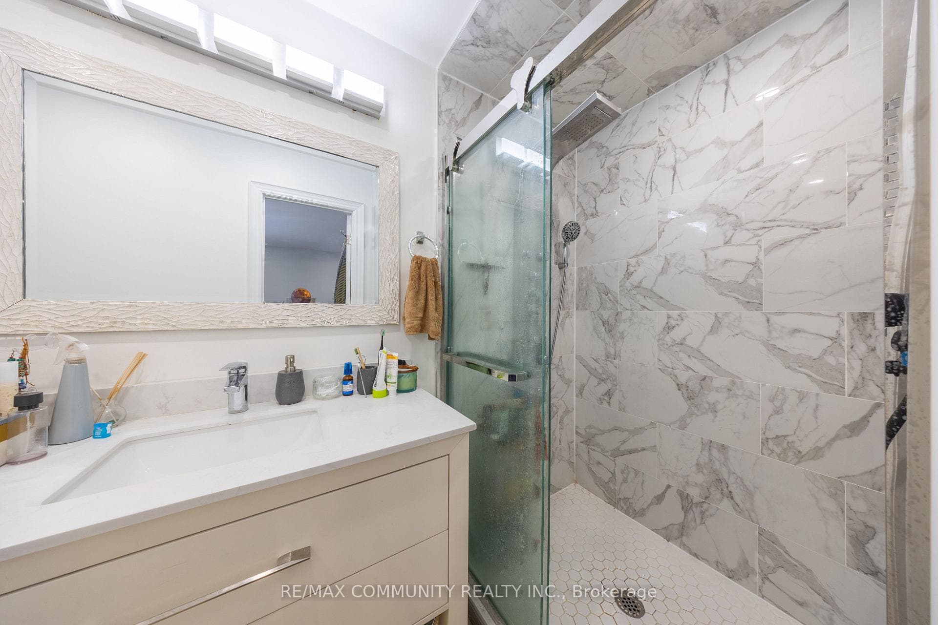 758 Lexington Street photo 19
