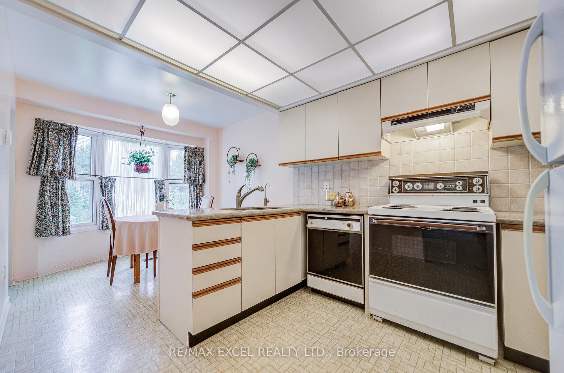 74 Holmbush Crescent photo 29