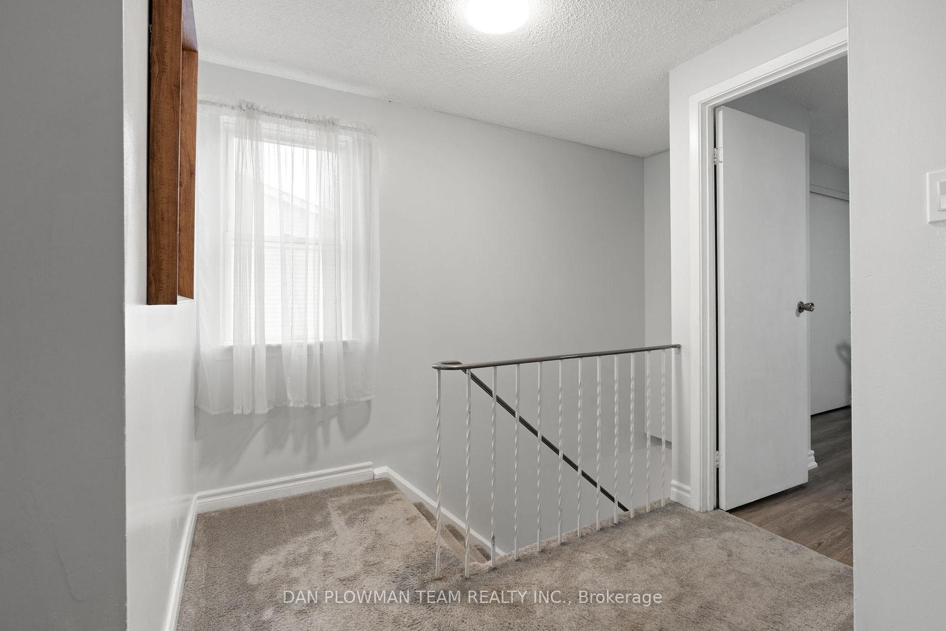 1288 Fenelon Crescent photo 15