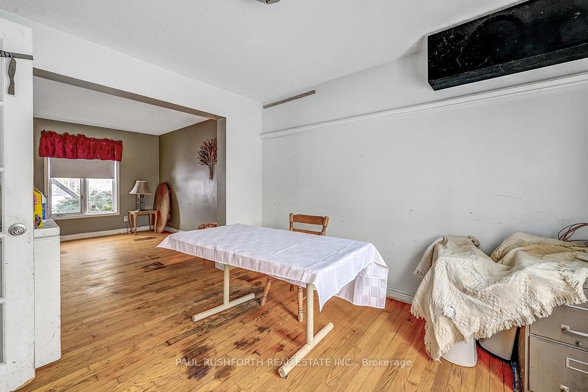 152 Dunlop Crescent photo 6
