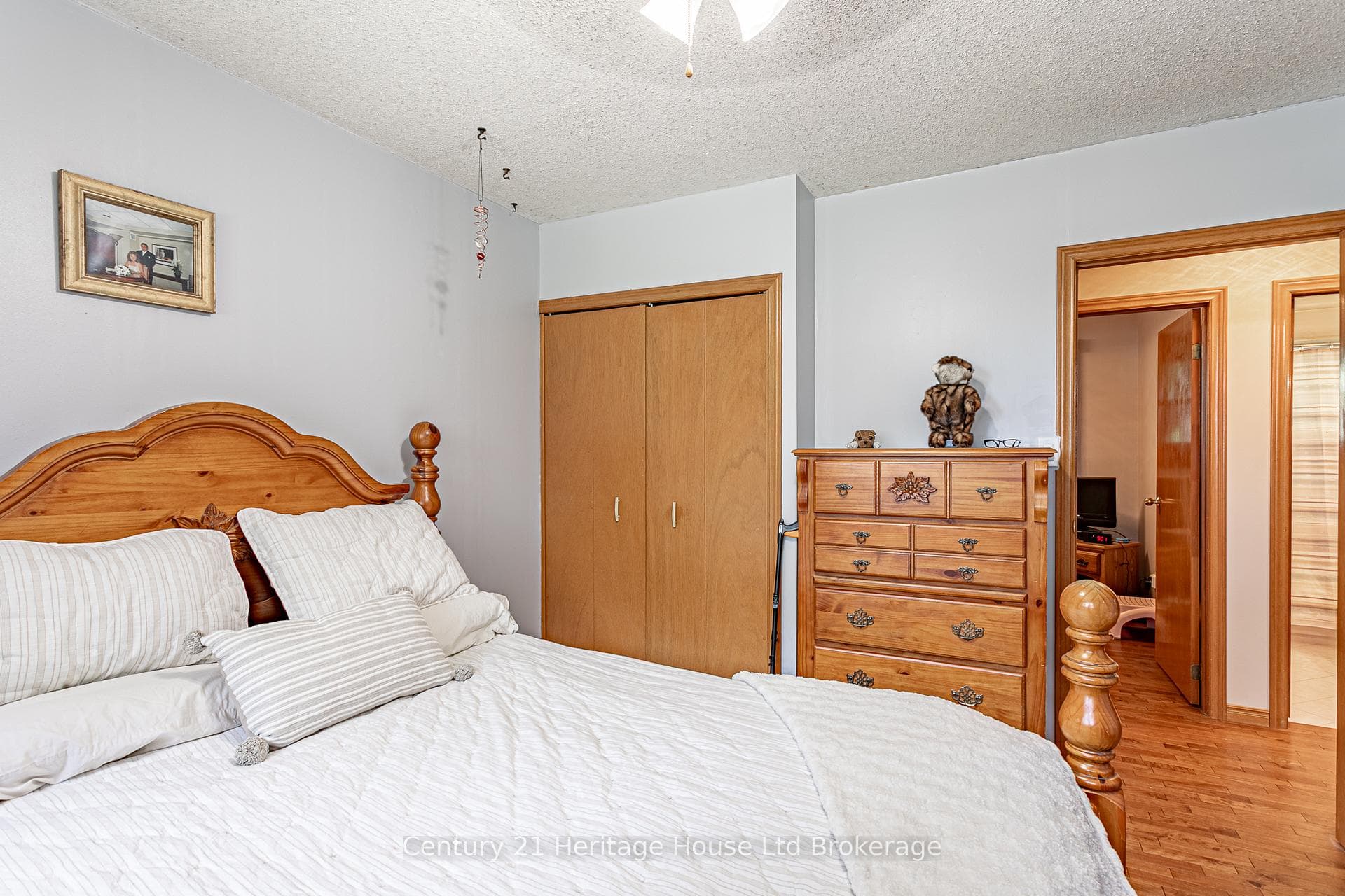 694 Queen Street photo 15