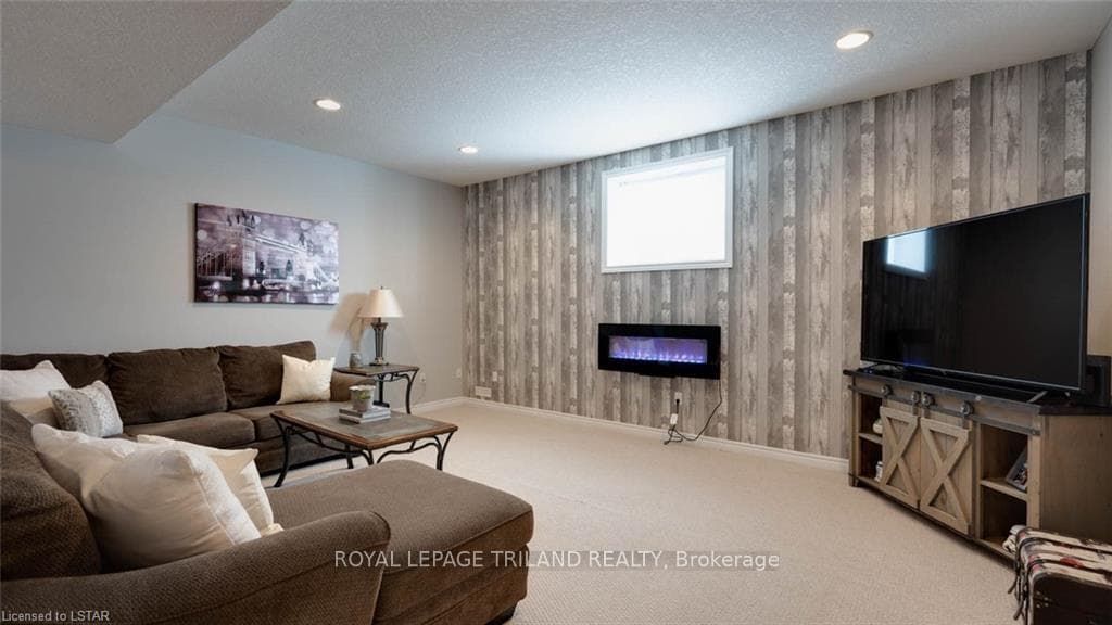 47 WILLOW Crescent photo 26