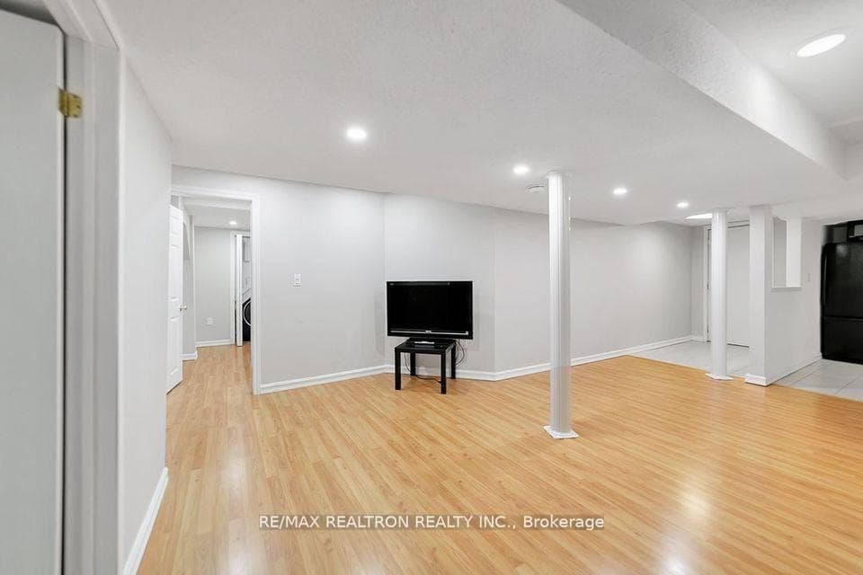 28 Hartwell Way Unit 2 Bed Basement photo 9