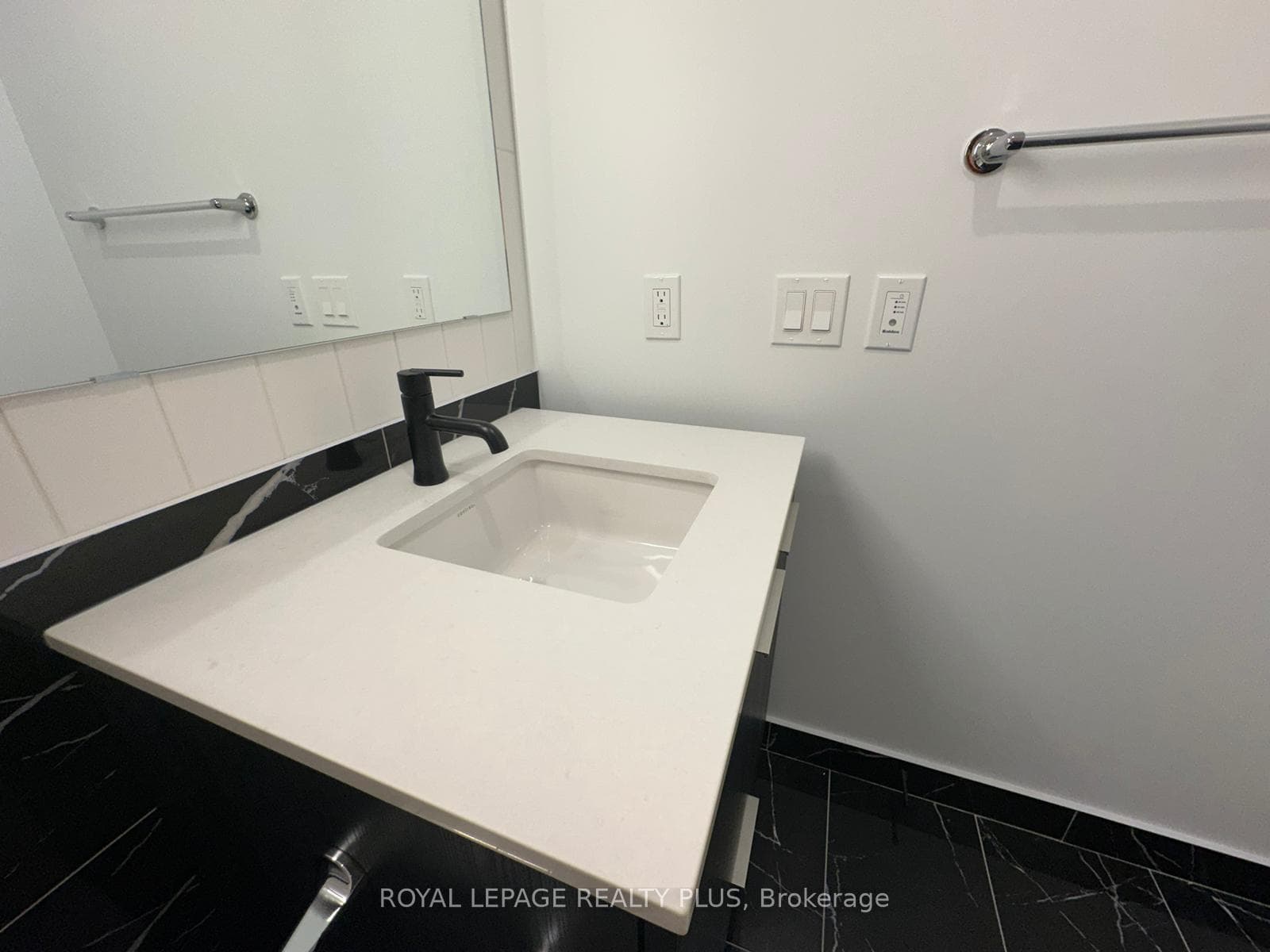 327 King Street Unit 1503 photo 14