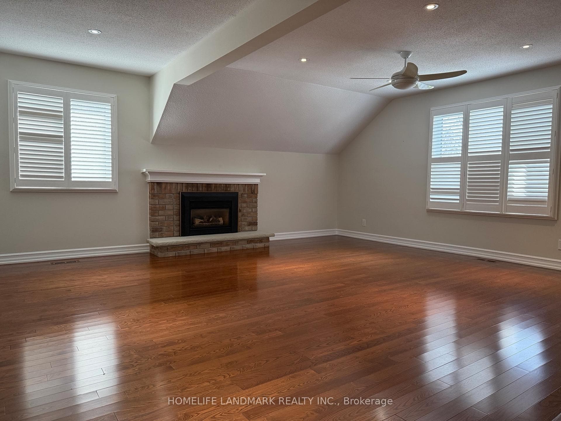 451 Barclay Crescent photo 12
