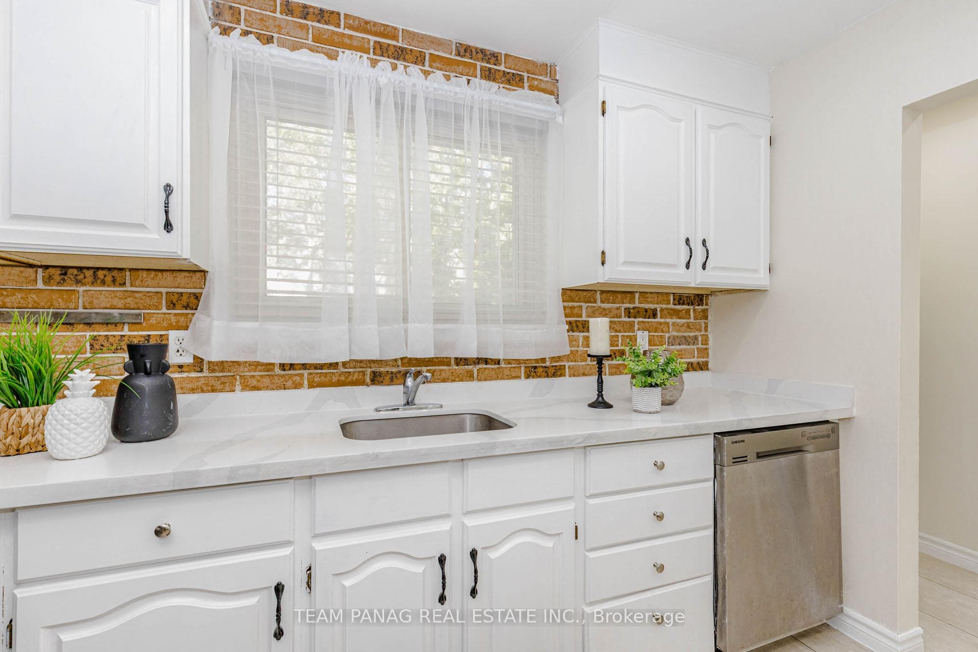 141 Fallingdale Crescent photo 16