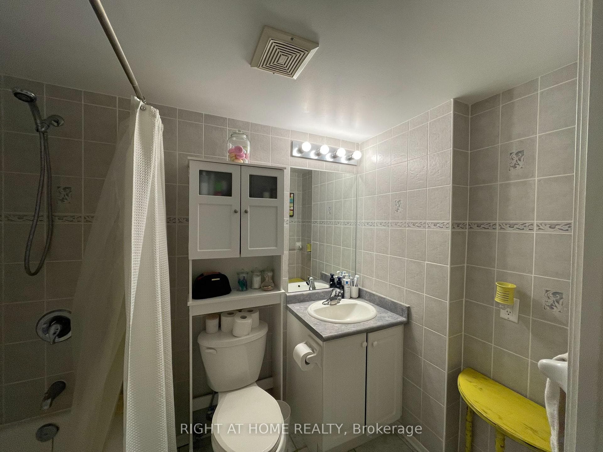 160 Wellington Street Unit 517 photo 4