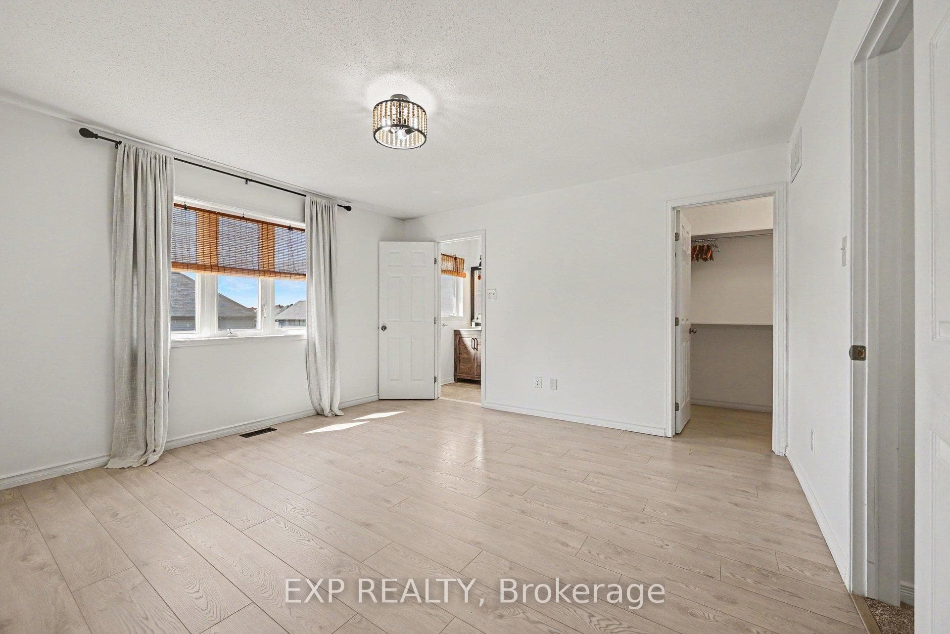 218 Rolling Meadow Crescent photo 12