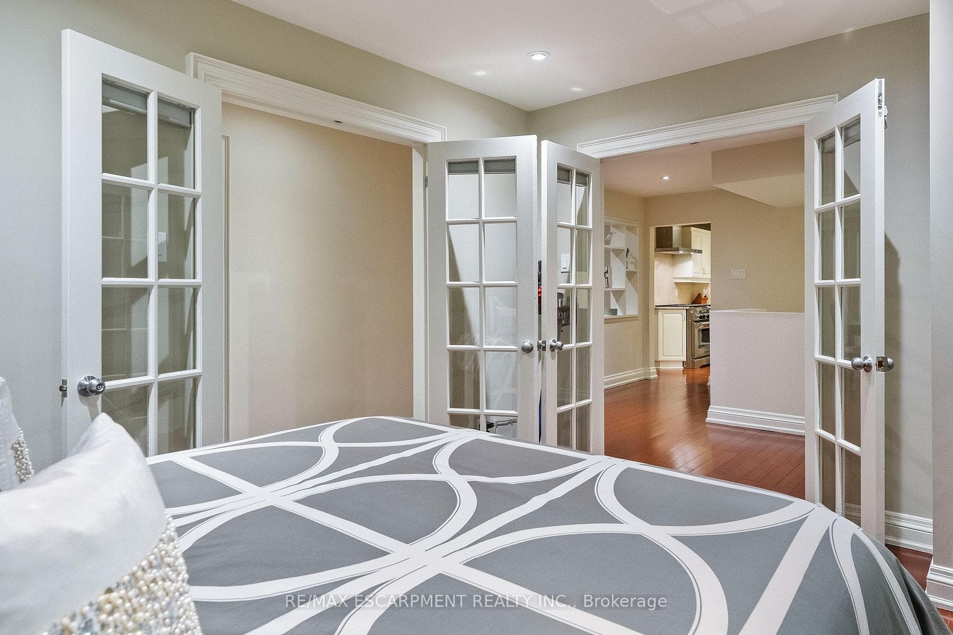 615 VANESSA Crescent photo 28