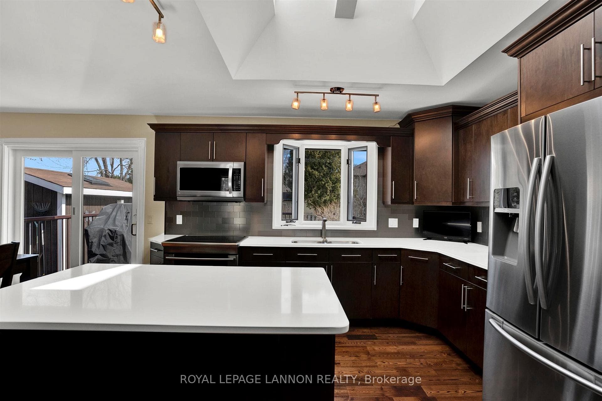 683 Thornloe Drive photo 4